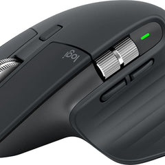 Grafiitinvärinen Logitech MX Master 3S -hiiri viistosti edestä: vierityspyörä ja peukalopyörä