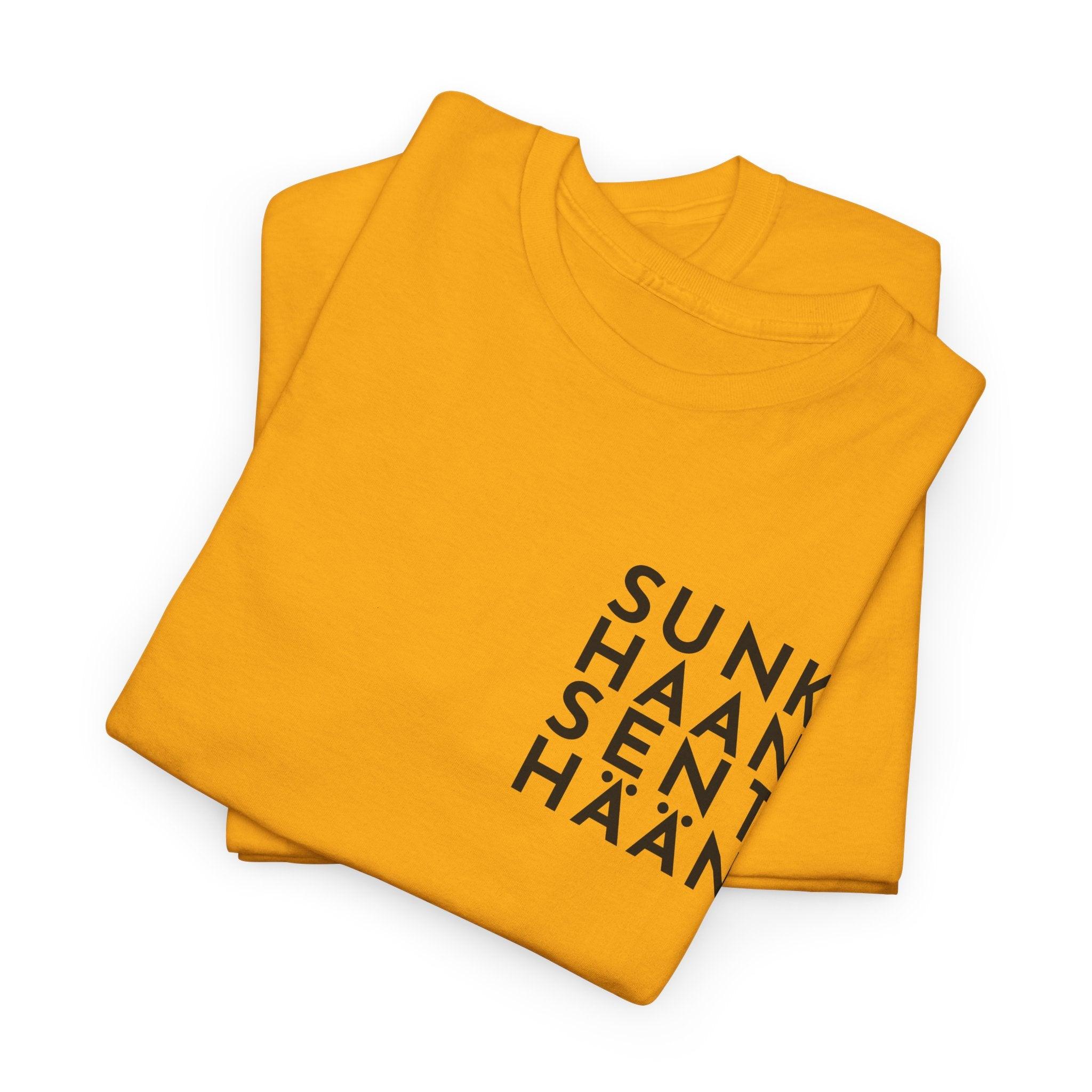 Sunkhaan Senthään t-paita, musta teksti | 100% puuvillaa, unisex - Lourun verkkokauppa