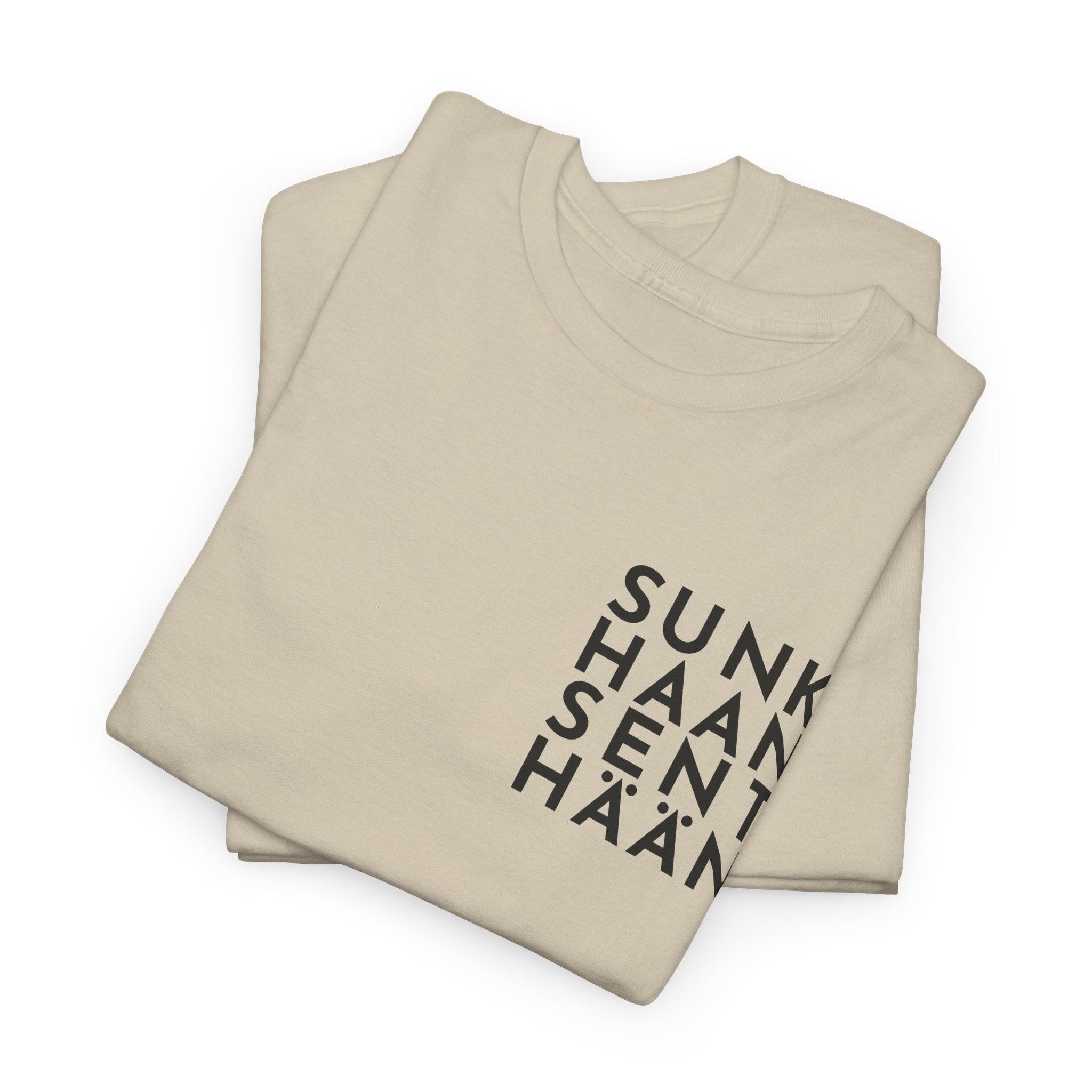 Sunkhaan Senthään t-paita, musta teksti | 100% puuvillaa, unisex - Lourun verkkokauppa