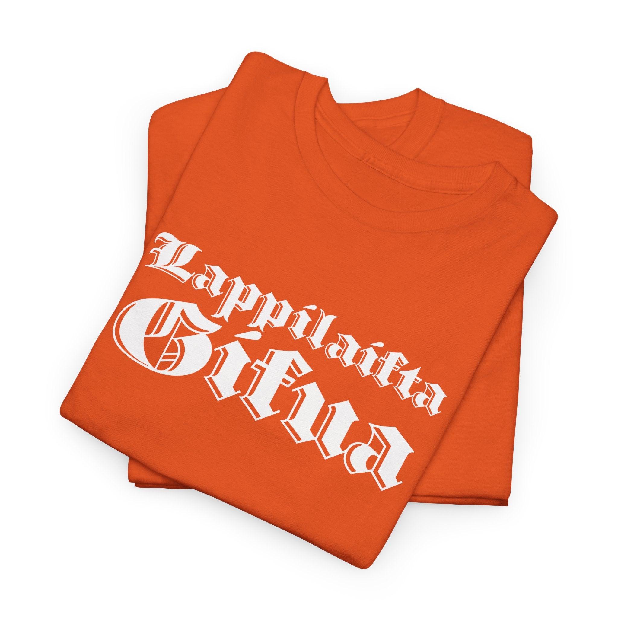 Lappilaista sisua t-paita, valkoinen retro teksti | 100% puuvillaa, unisex - Lourun verkkokauppa