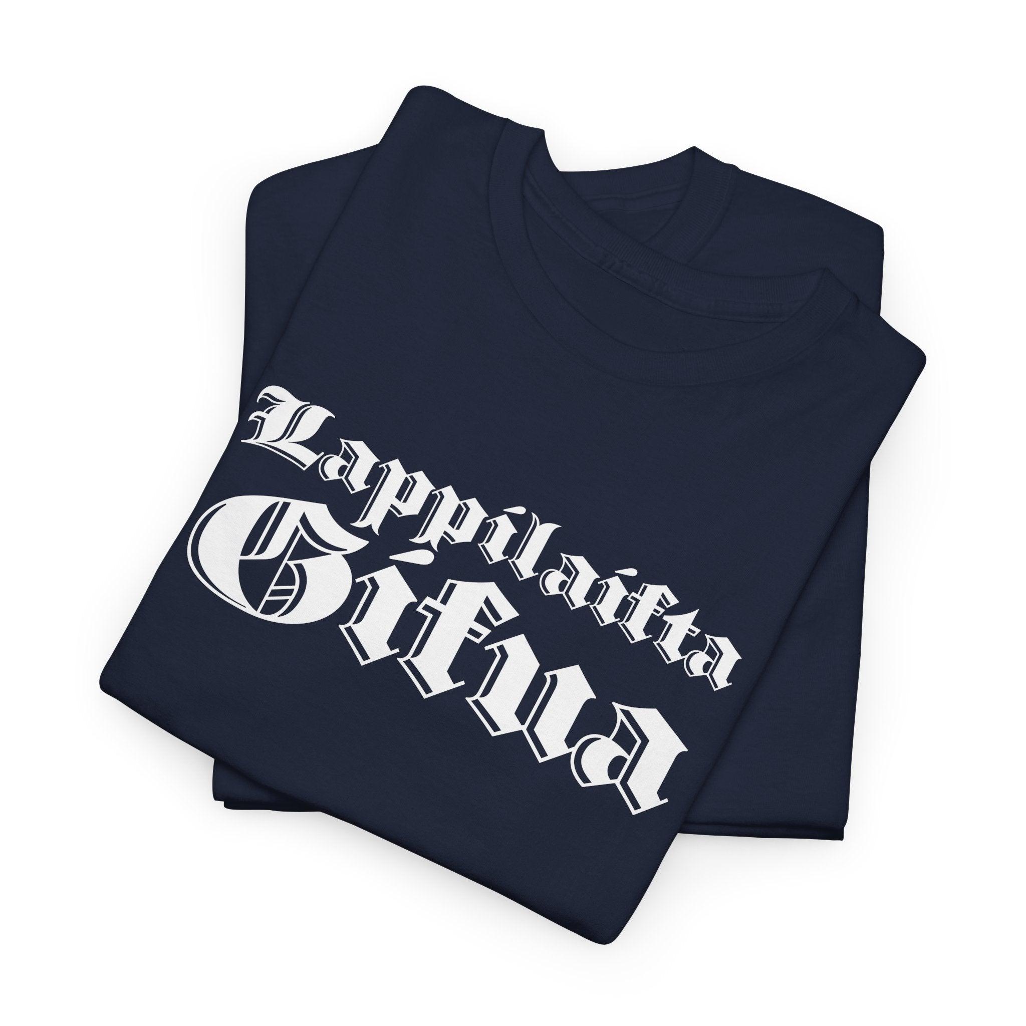 Lappilaista sisua t-paita, valkoinen retro teksti | 100% puuvillaa, unisex - Lourun verkkokauppa