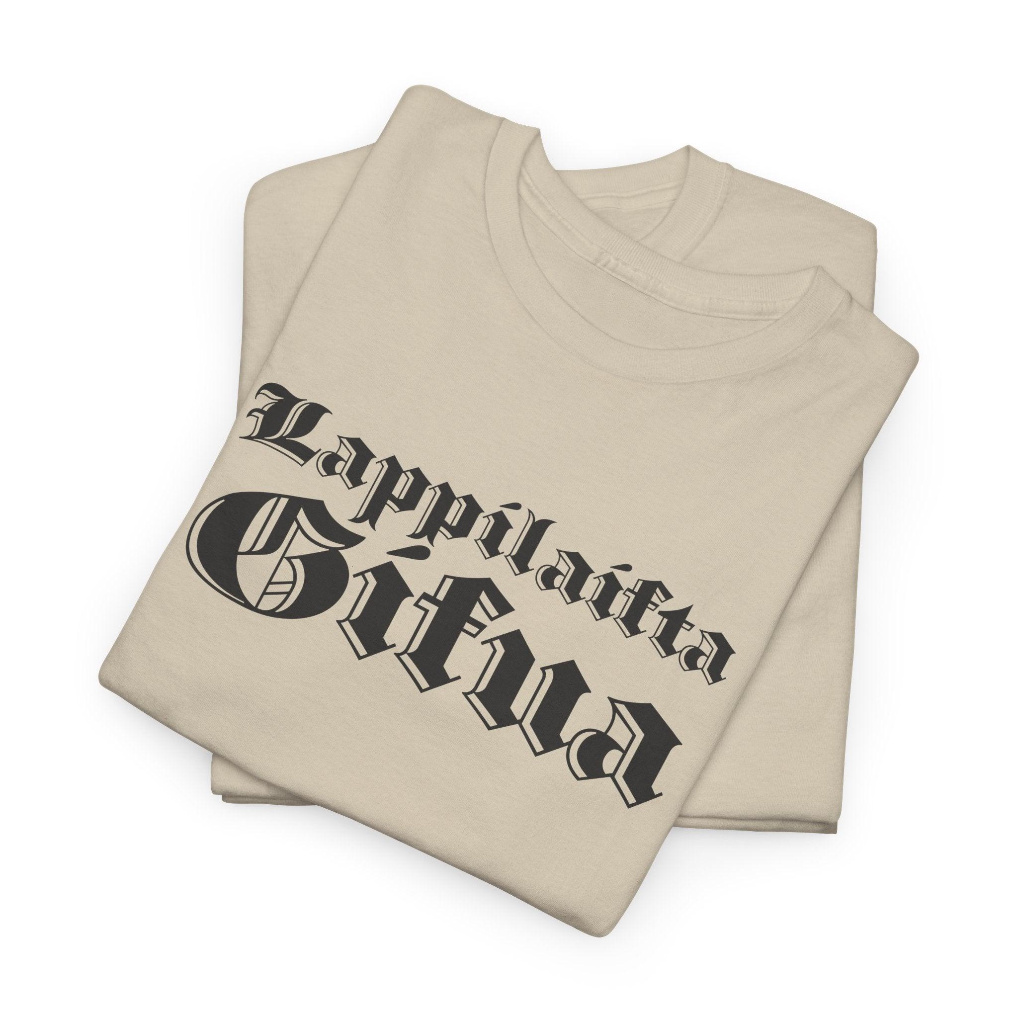 Lappilaista sisua t-paita, tumma retro teksti | 100% puuvillaa, unisex - Lourun verkkokauppa