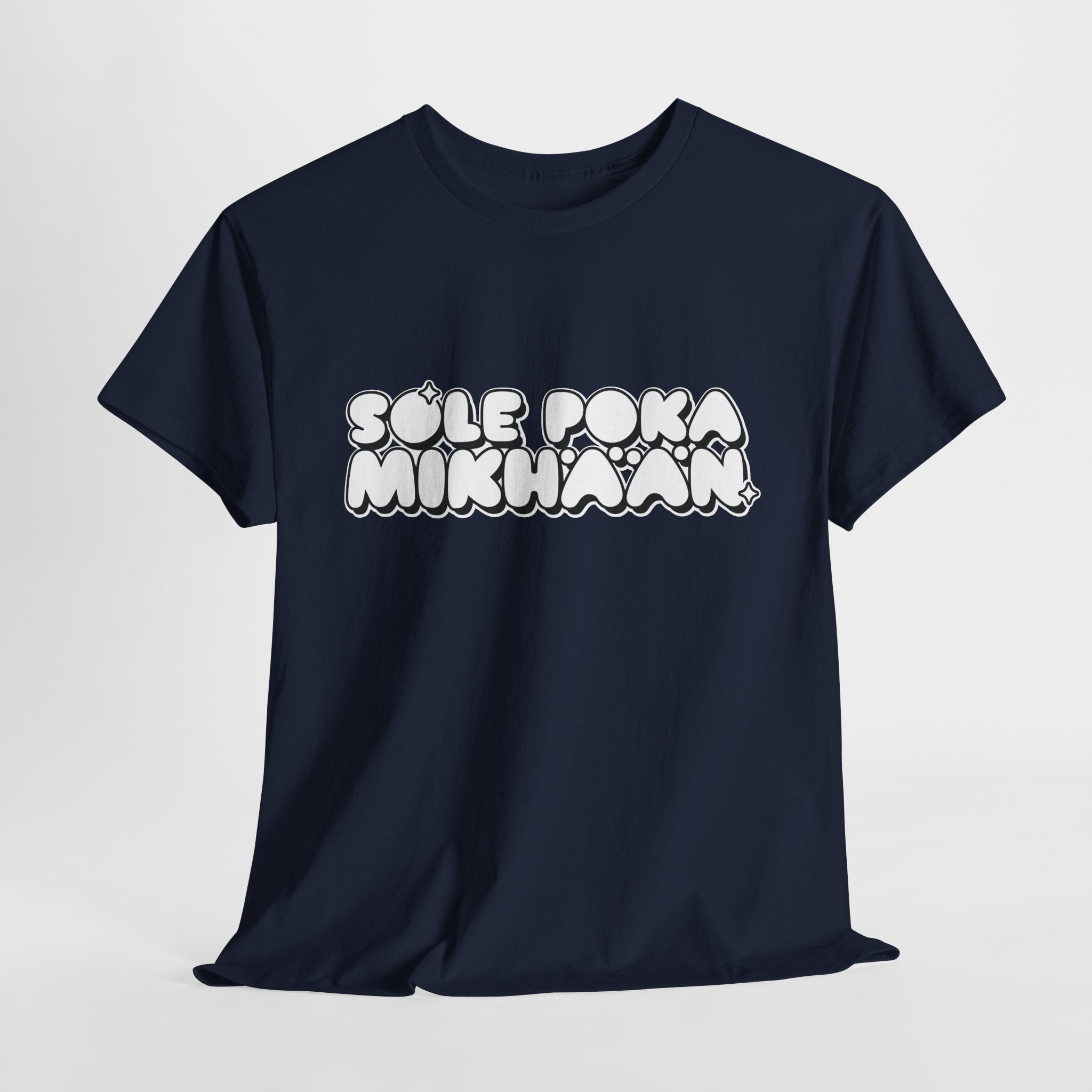 Sole Poka Mikhään t-paita, valkoinen pyöreä teksti | 100% puuvillaa, unisex