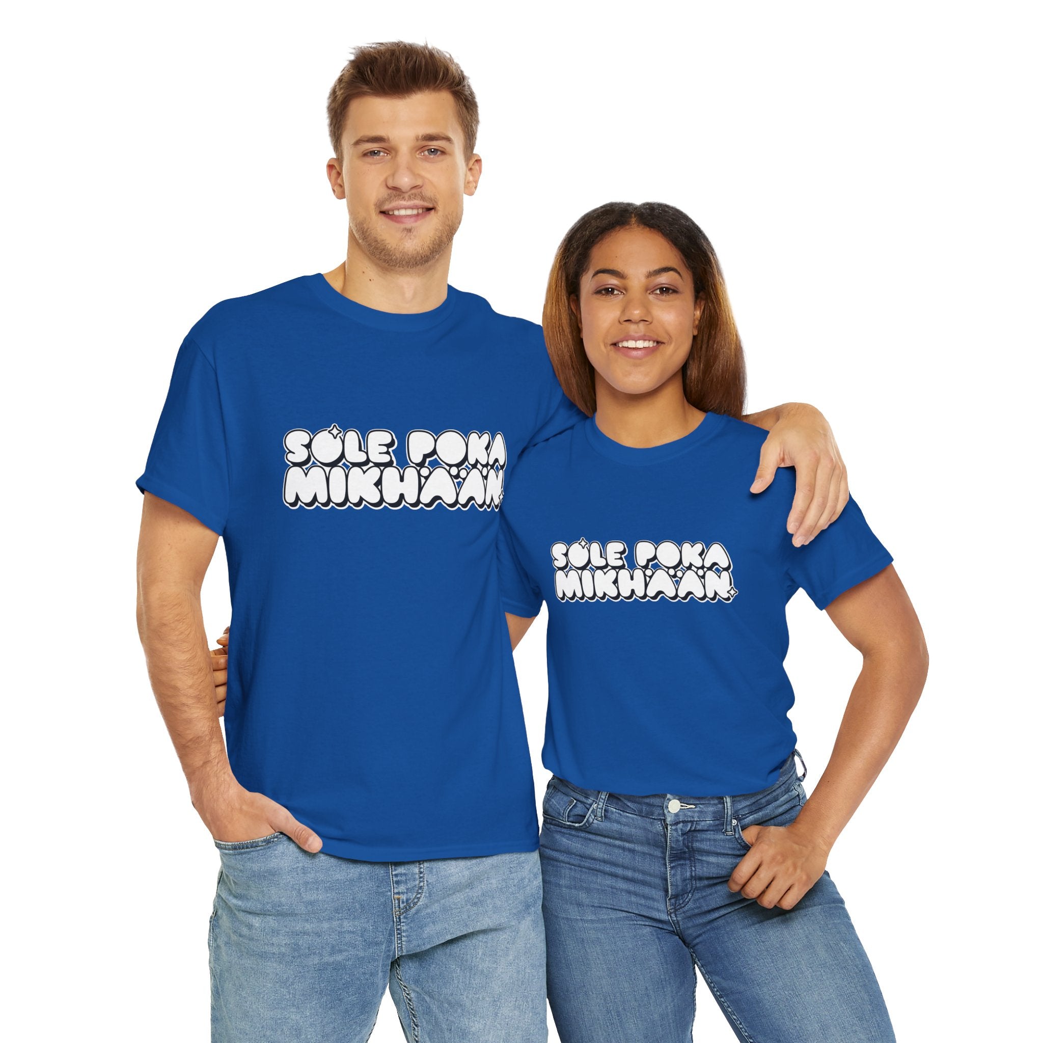 Sole Poka Mikhään t-paita, valkoinen pyöreä teksti | 100% puuvillaa, unisex
