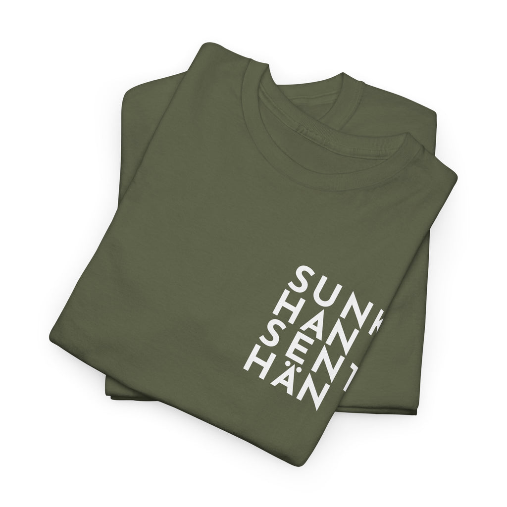 Sunkhan Senthän t-paita Kittilän tyyliin, valkoinen teksti | 100% puuvillaa, unisex