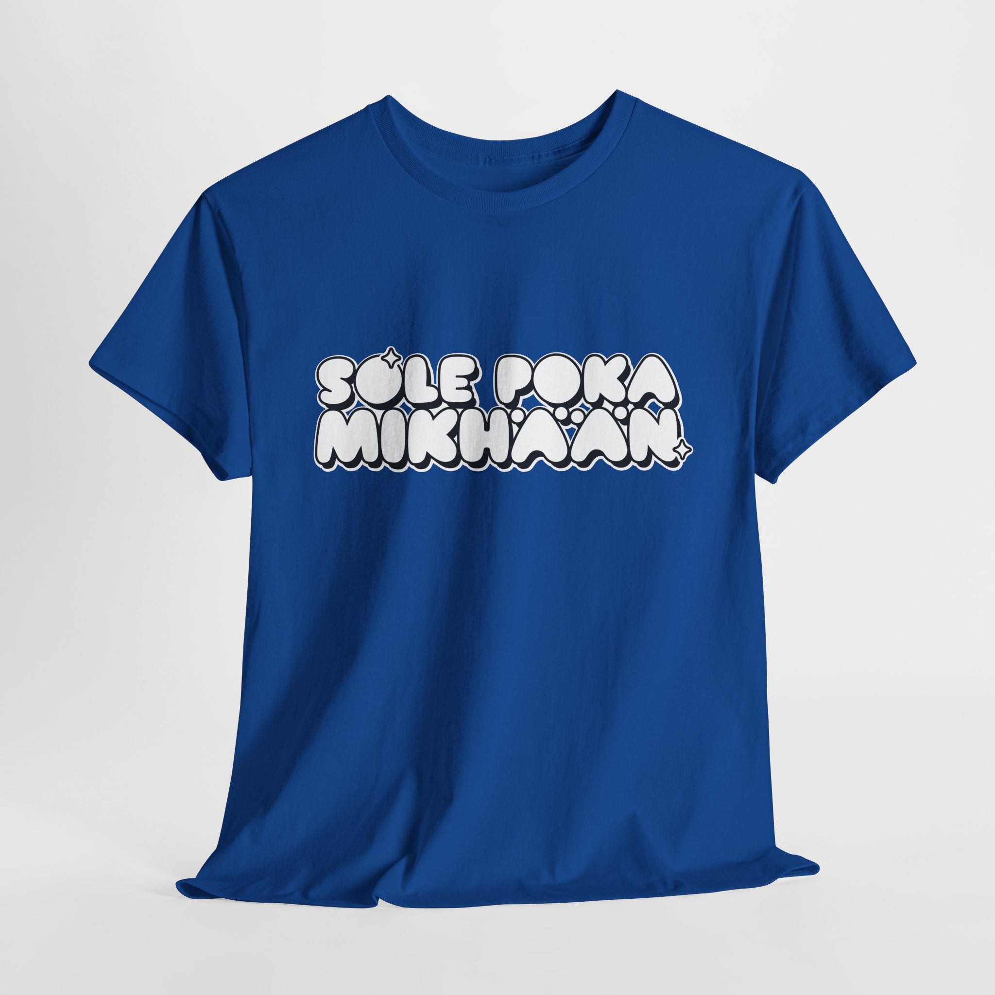 Sole Poka Mikhään t-paita, valkoinen pyöreä teksti | 100% puuvillaa, unisex