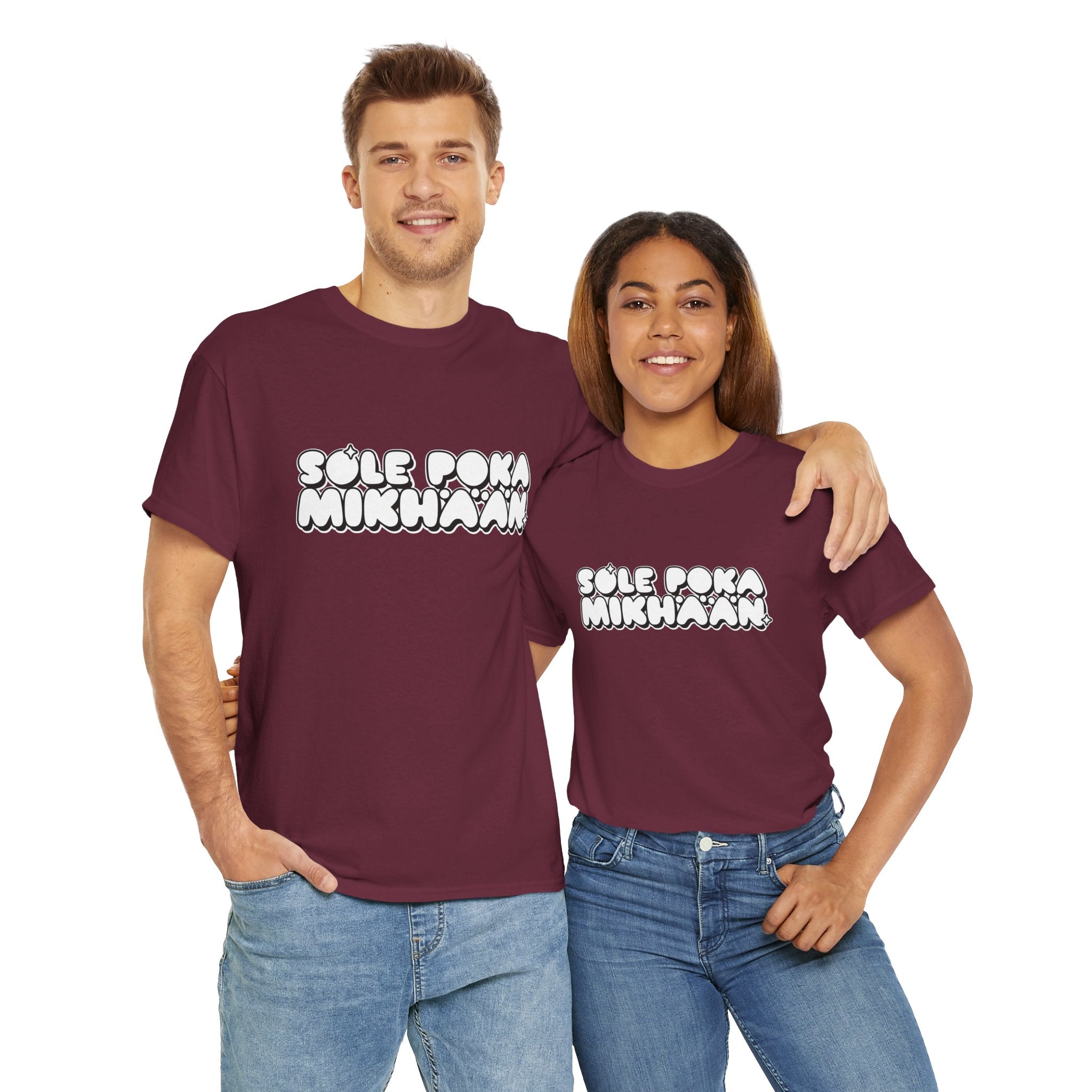 Sole Poka Mikhään t-paita, valkoinen pyöreä teksti | 100% puuvillaa, unisex