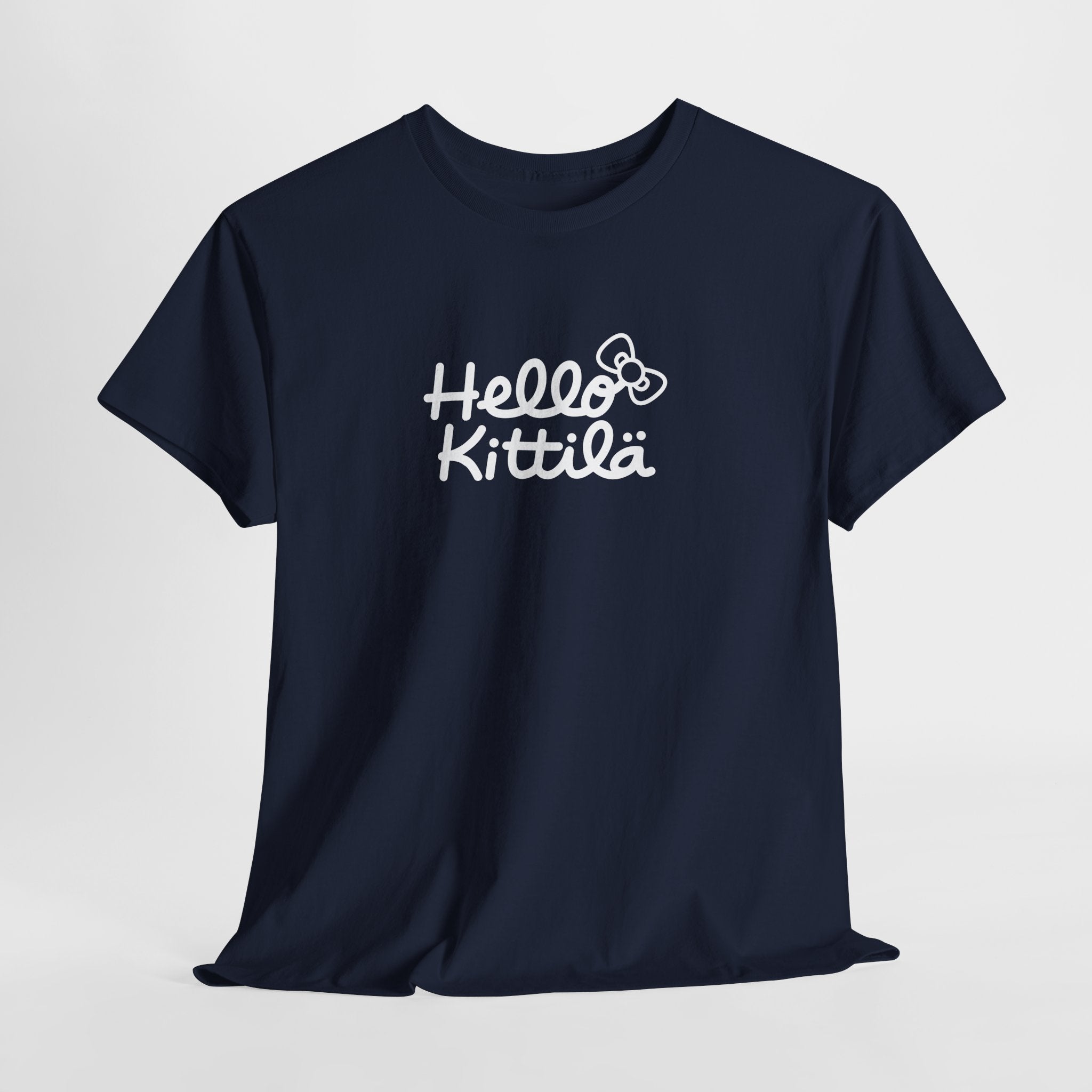 Hello Kittilä (iso valkoinen teksti) | 100% puuvillaa, unisex