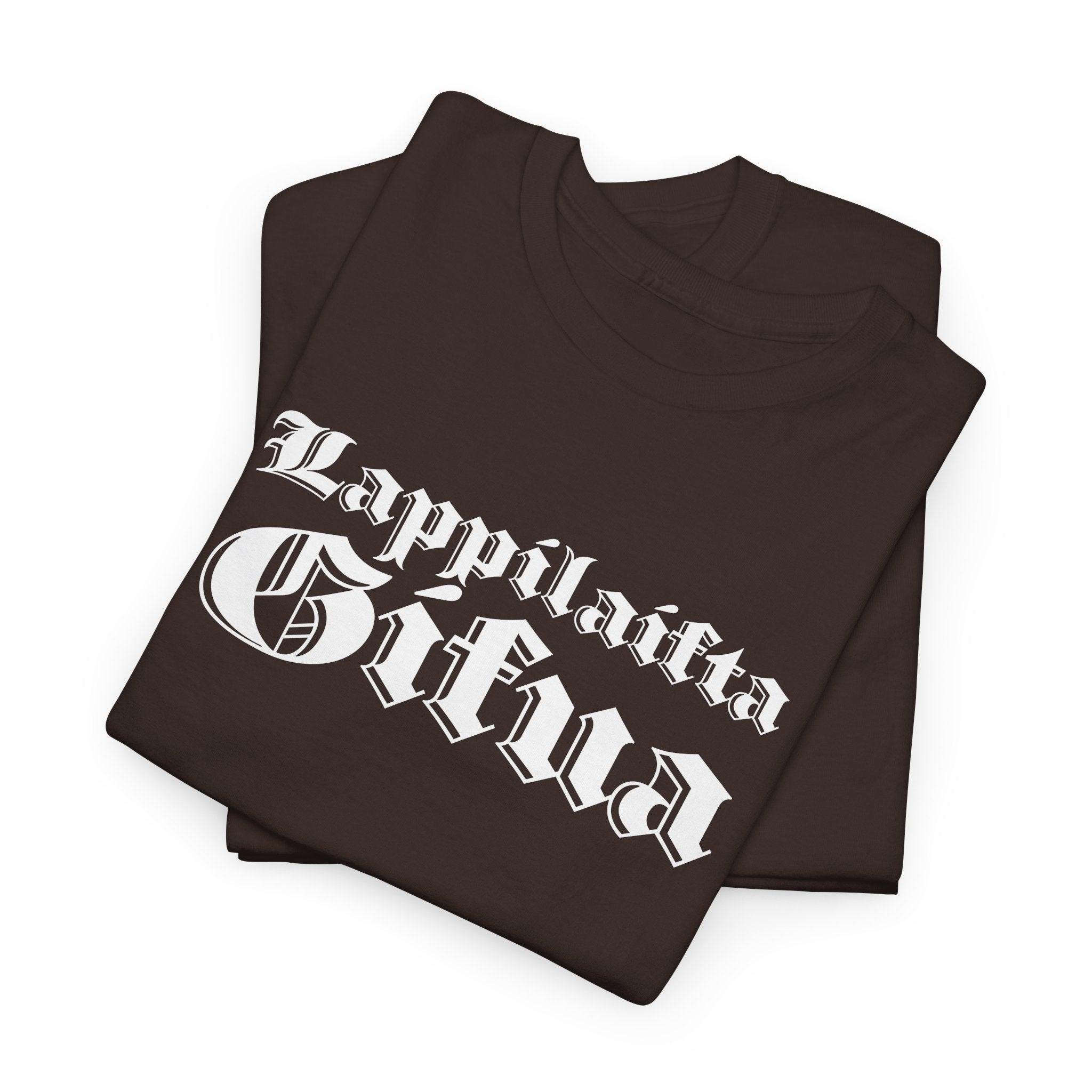 Lappilaista sisua t-paita, valkoinen retro teksti | 100% puuvillaa, unisex - Lourun verkkokauppa