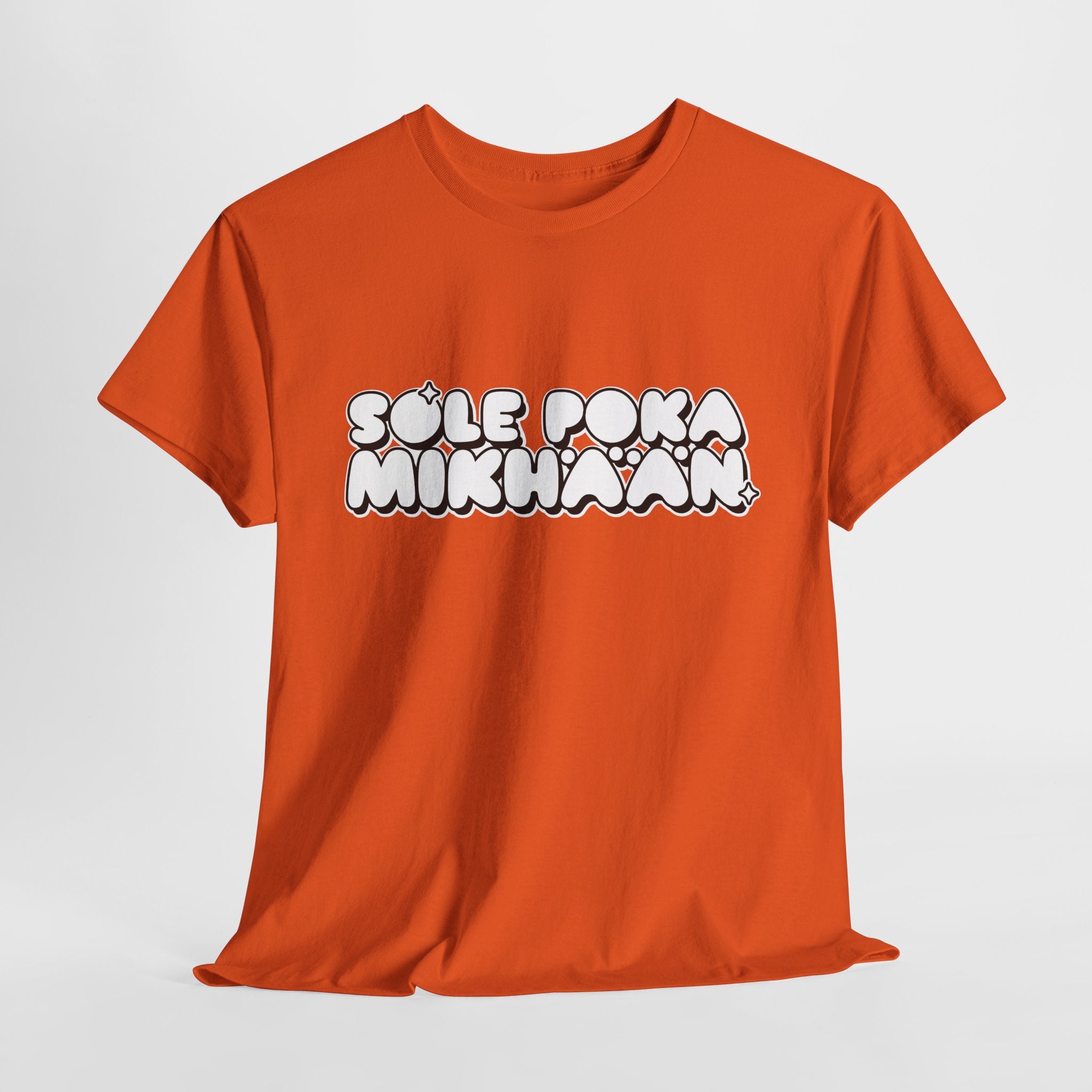 Sole Poka Mikhään t-paita, valkoinen pyöreä teksti | 100% puuvillaa, unisex