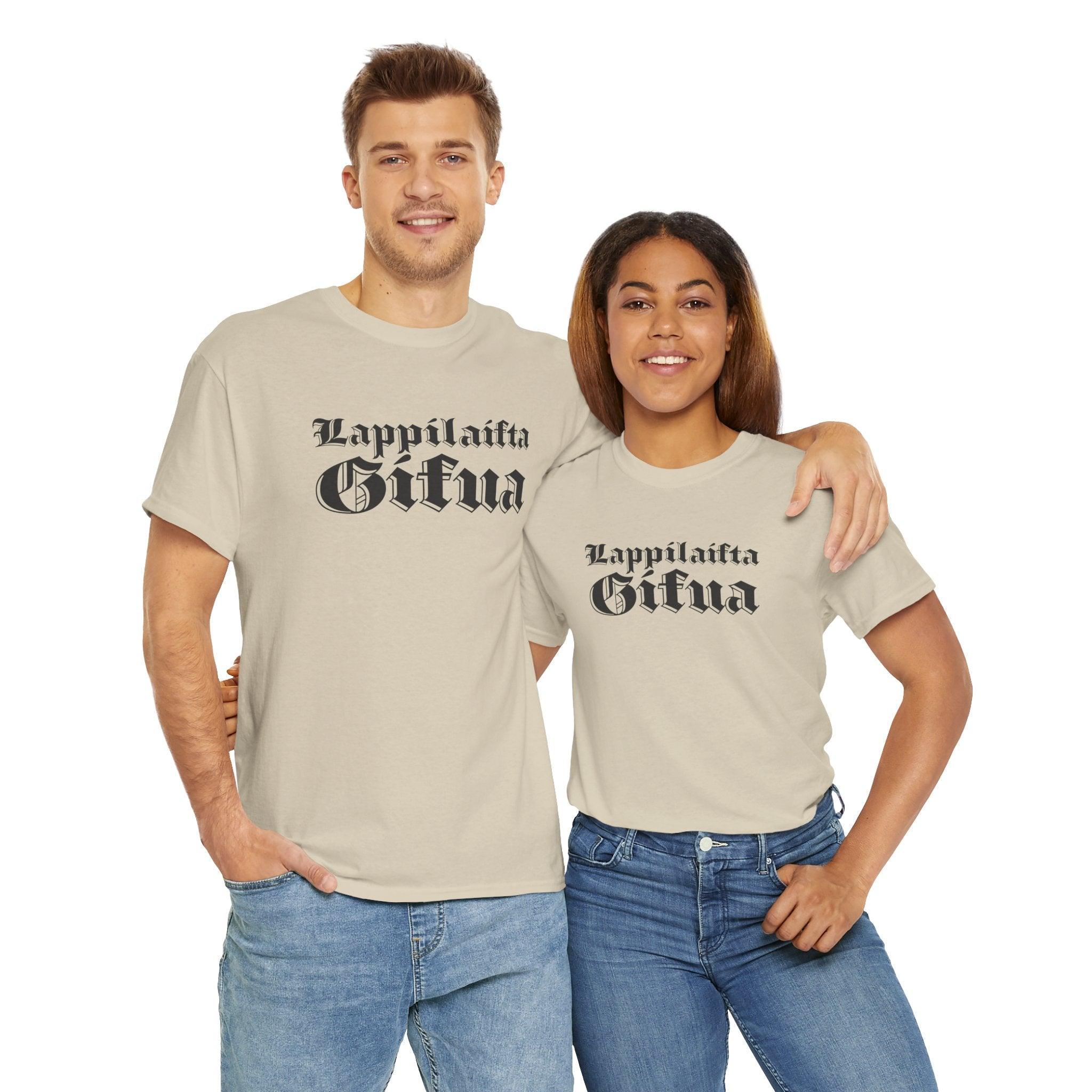 Lappilaista sisua t-paita, tumma retro teksti | 100% puuvillaa, unisex - Lourun verkkokauppa