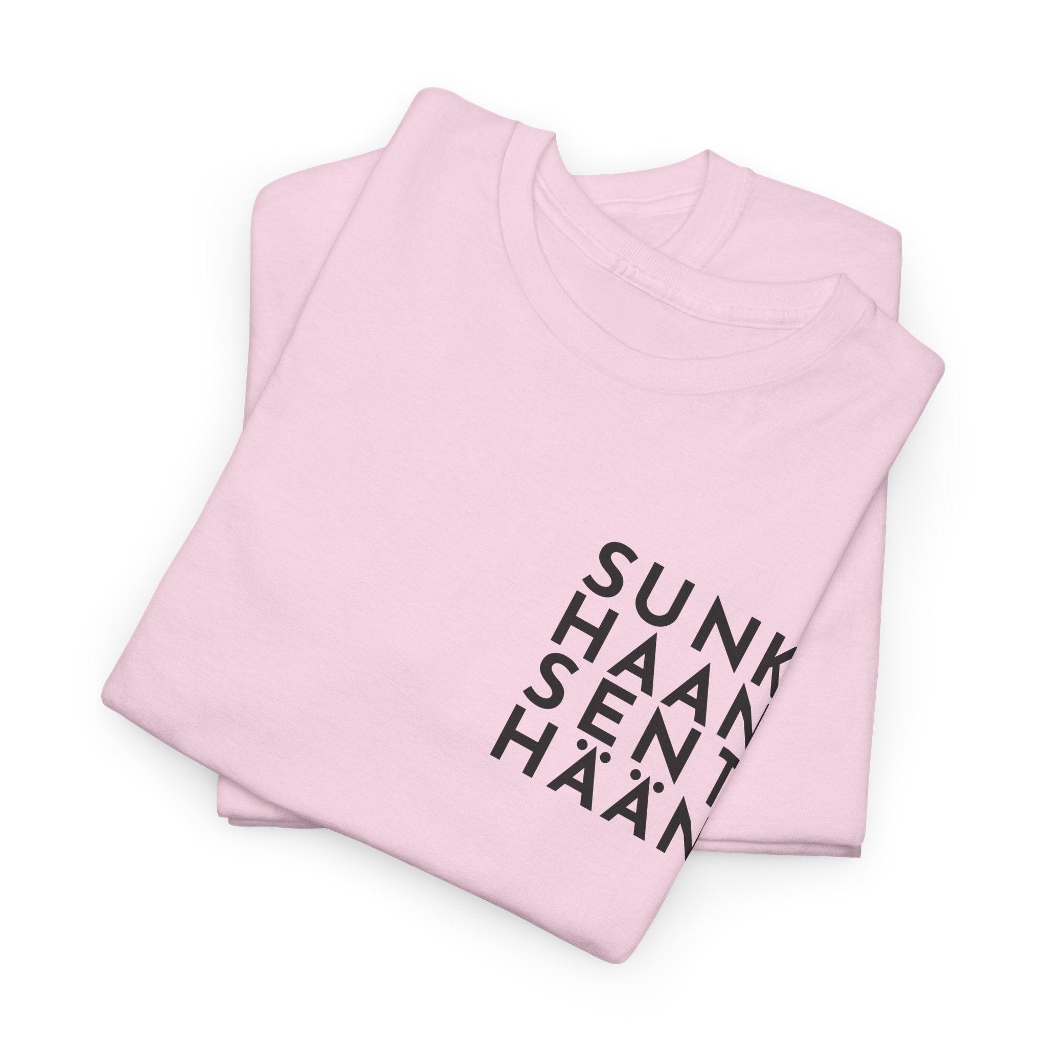 Sunkhaan Senthään t-paita, musta teksti | 100% puuvillaa, unisex - Lourun verkkokauppa