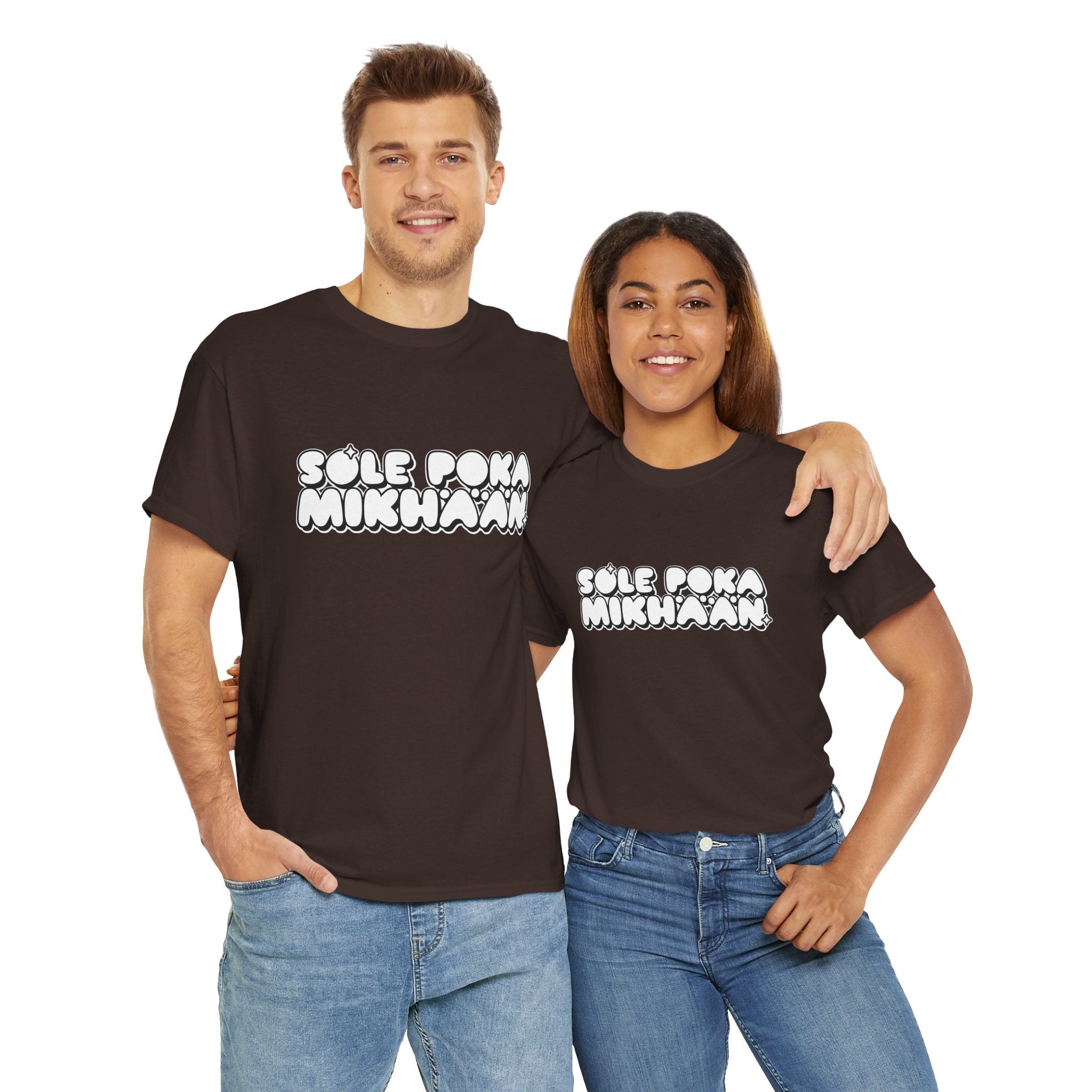 Sole Poka Mikhään t-paita, valkoinen pyöreä teksti | 100% puuvillaa, unisex