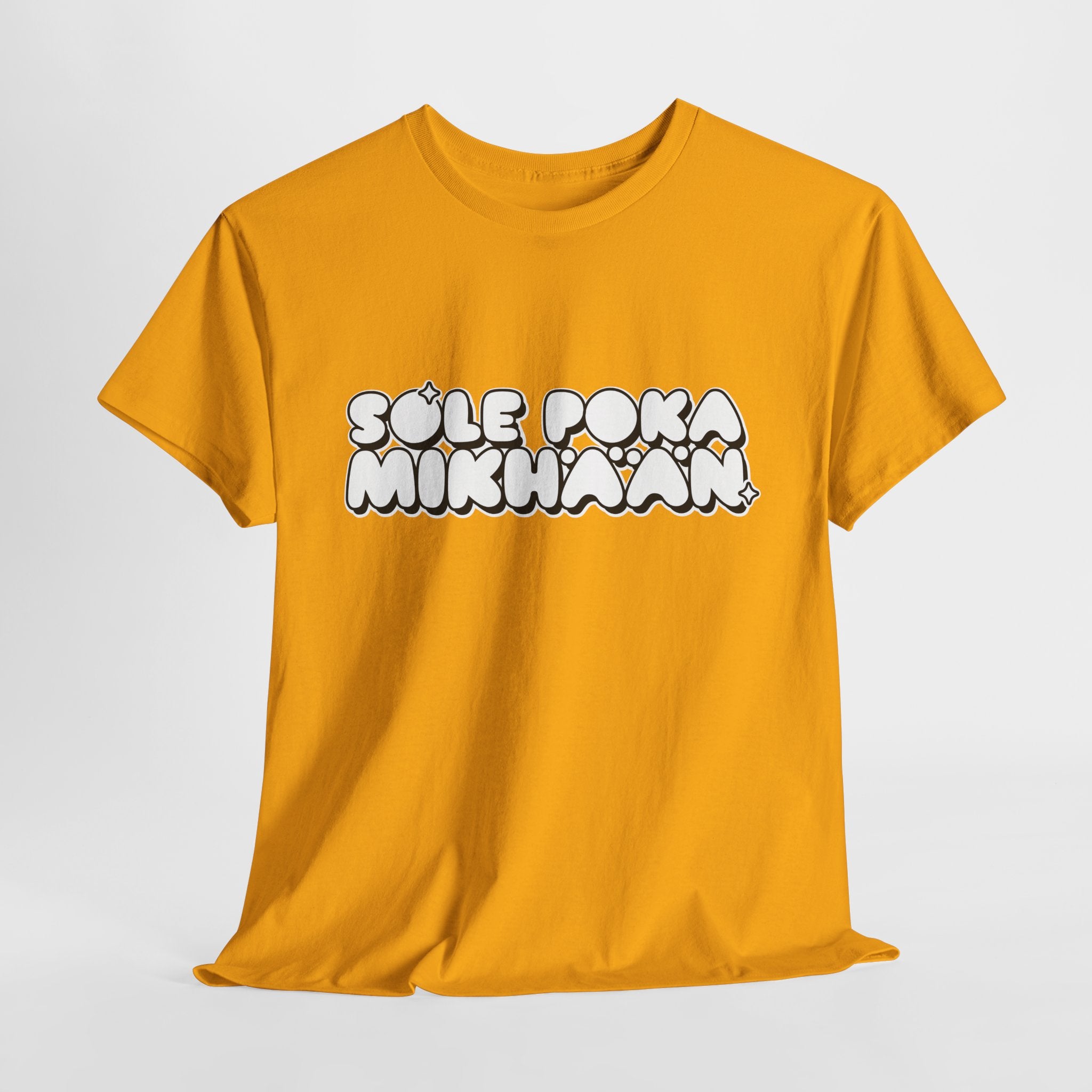 Sole Poka Mikhään t-paita, valkoinen pyöreä teksti | 100% puuvillaa, unisex