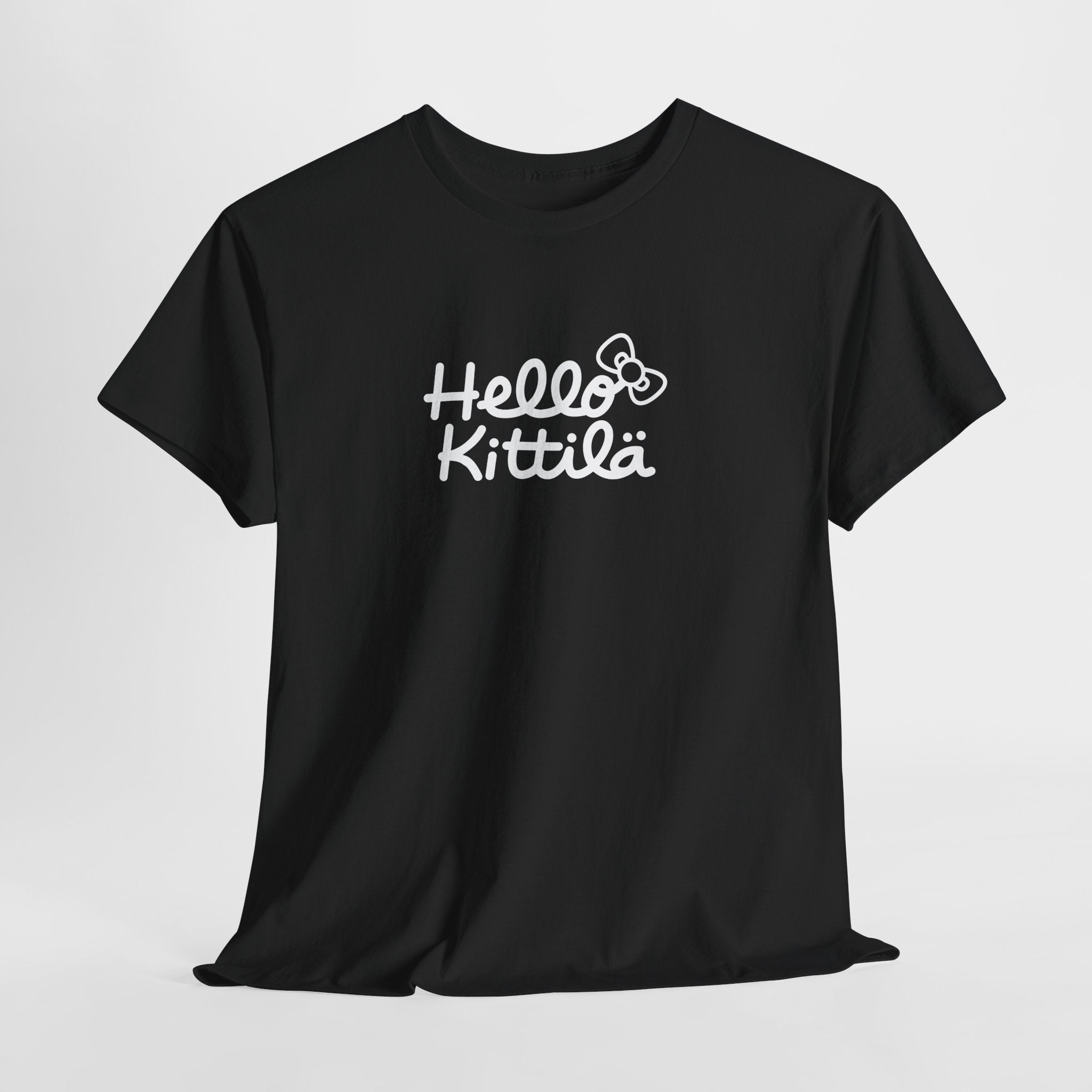 Hello Kittilä (iso valkoinen teksti) | 100% puuvillaa, unisex