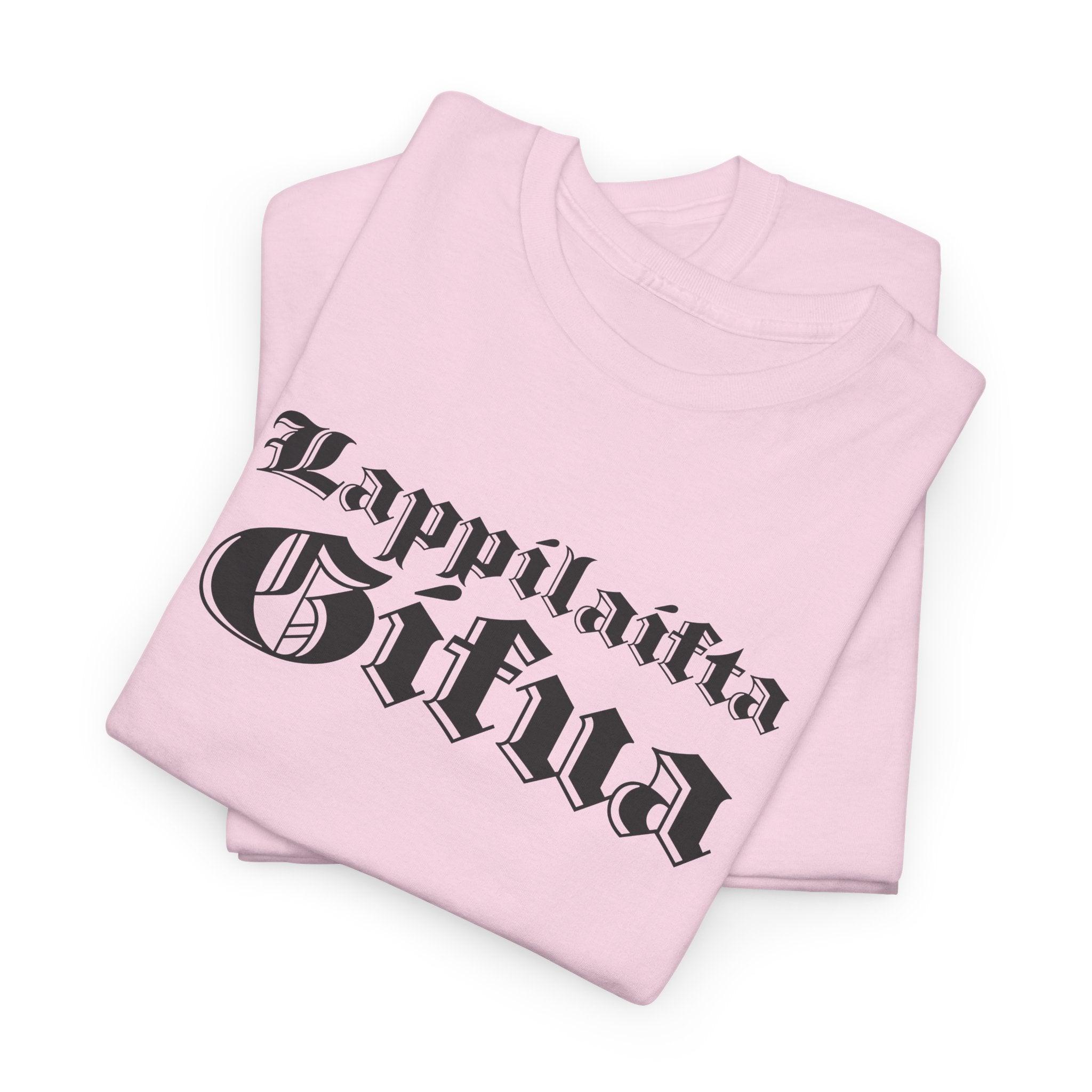 Lappilaista sisua t-paita, tumma retro teksti | 100% puuvillaa, unisex - Lourun verkkokauppa