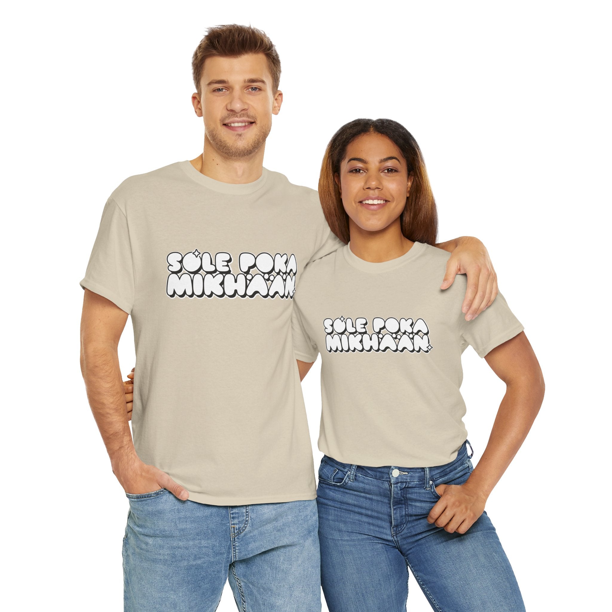 Sole Poka Mikhään t-paita, valkoinen pyöreä teksti | 100% puuvillaa, unisex