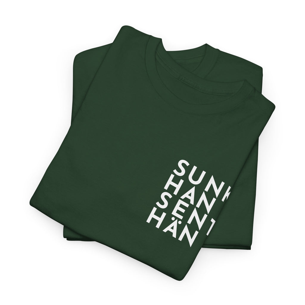 Sunkhan Senthän t-paita Kittilän tyyliin, valkoinen teksti | 100% puuvillaa, unisex