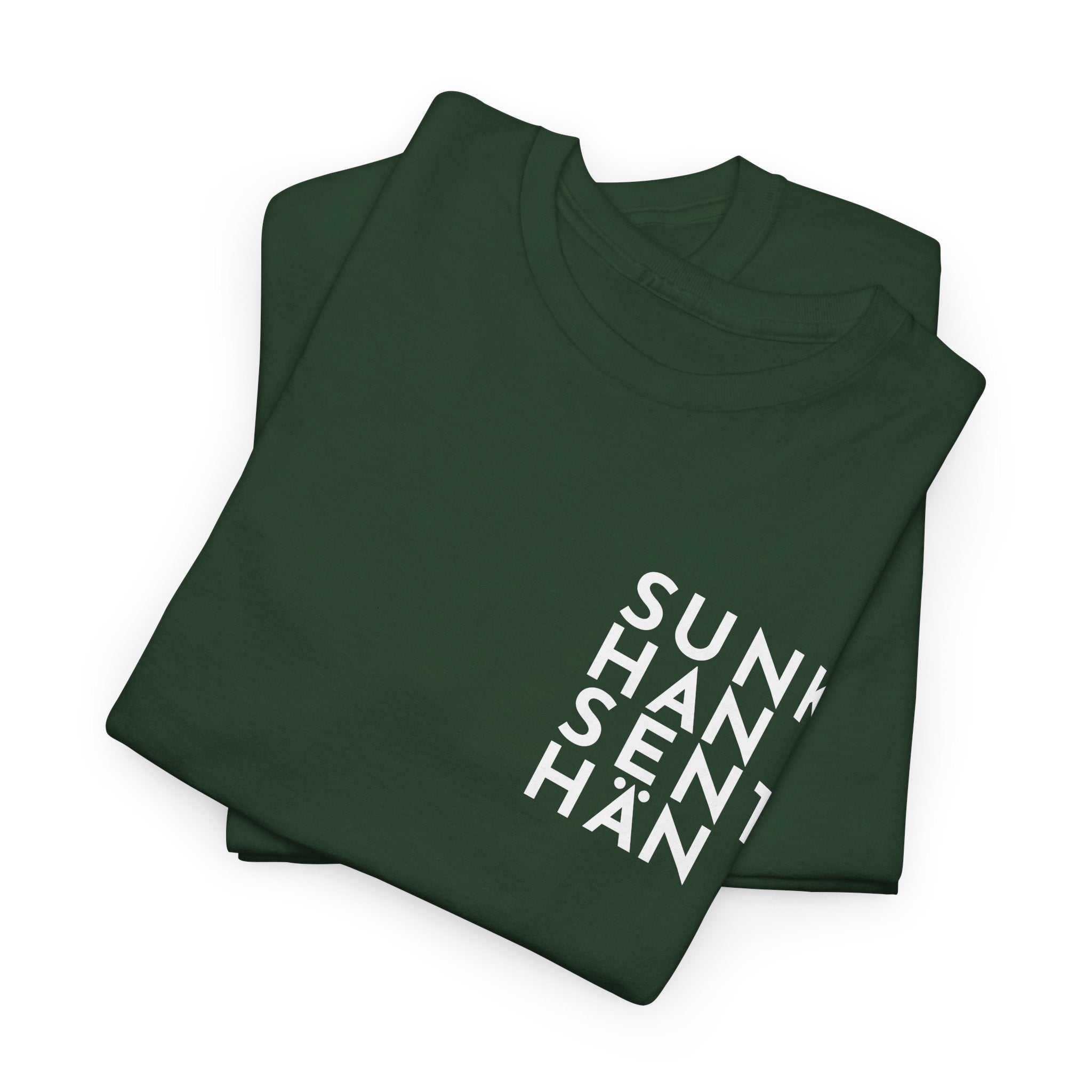 Sunkhan Senthän t-paita Kittilän tyyliin, valkoinen teksti | 100% puuvillaa, unisex