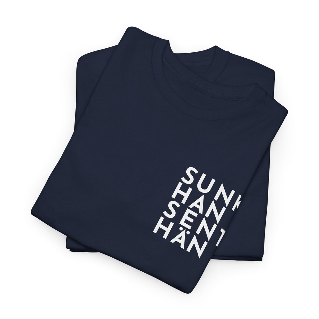 Sunkhan Senthän t-paita Kittilän tyyliin, valkoinen teksti | 100% puuvillaa, unisex