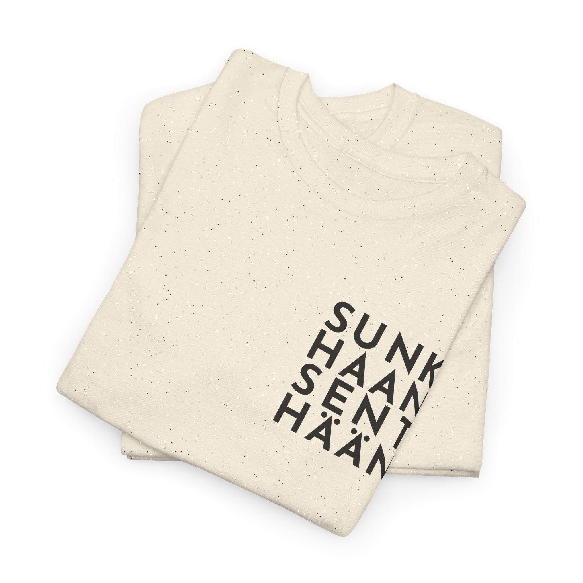 Sunkhaan Senthään t-paita, musta teksti | 100% puuvillaa, unisex - Lourun verkkokauppa