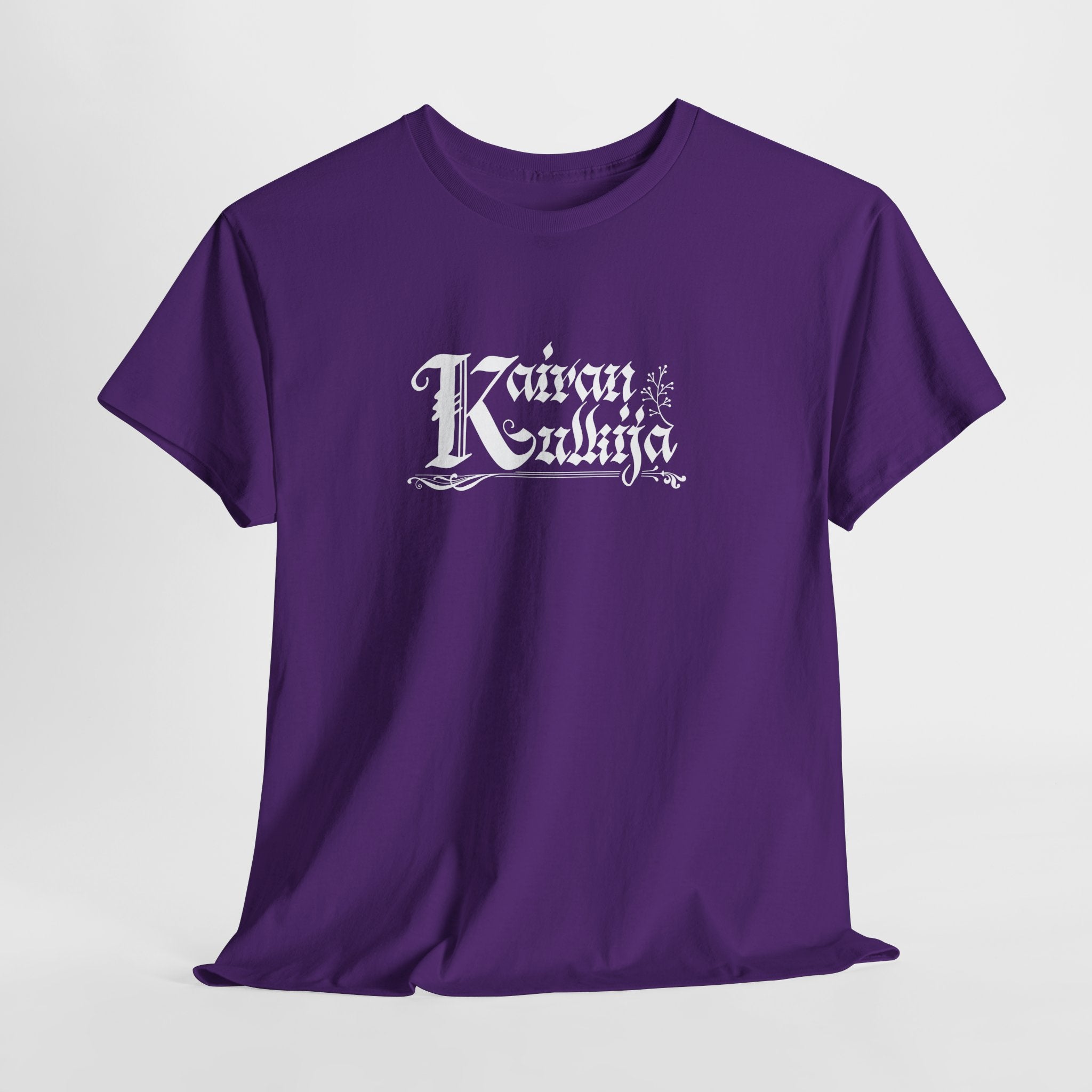 Kairan Kulkija T-paita – 100% puuvillainen paita retkeilyyn ja vapaa-aikaan | valkoinen teksti | unisex