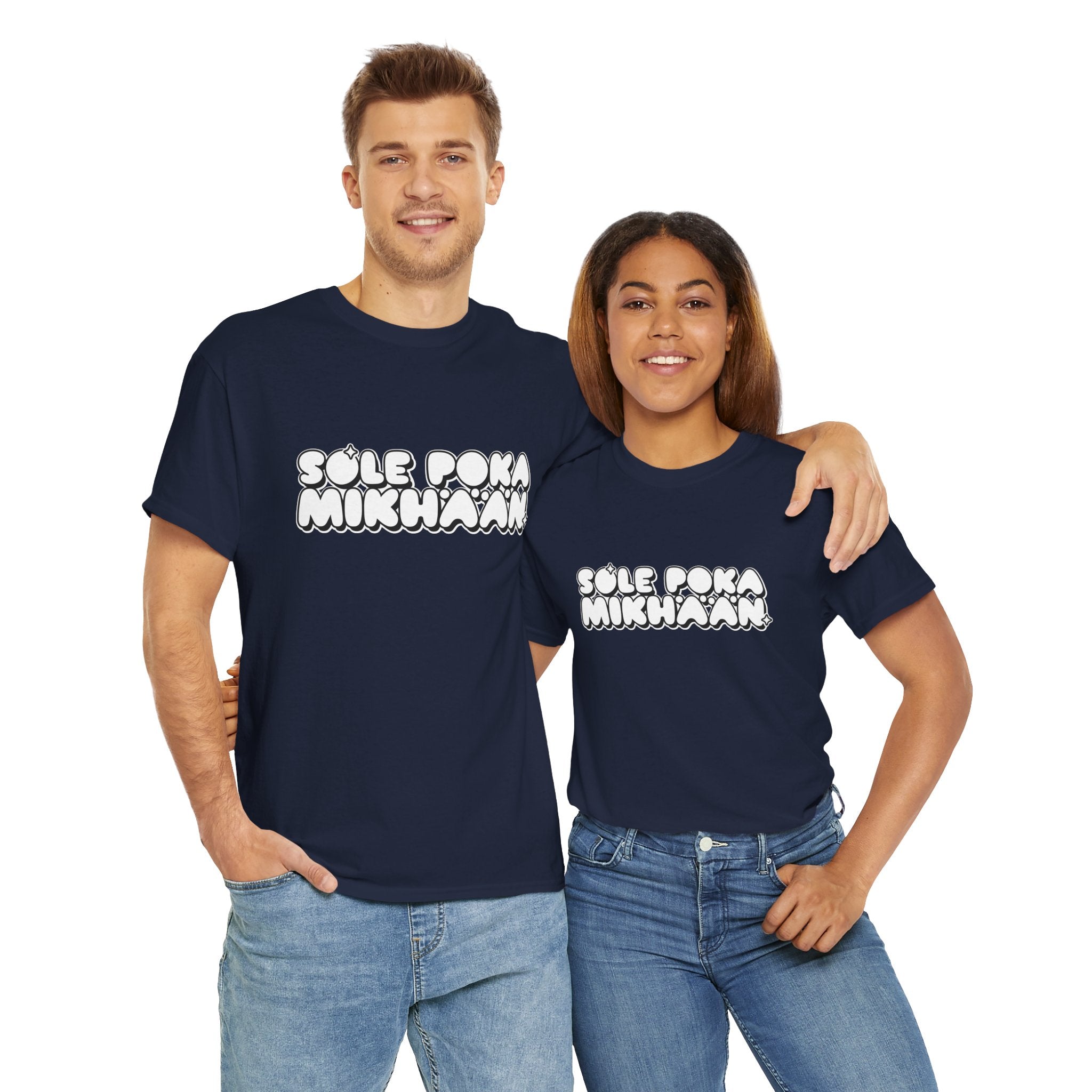 Sole Poka Mikhään t-paita, valkoinen pyöreä teksti | 100% puuvillaa, unisex