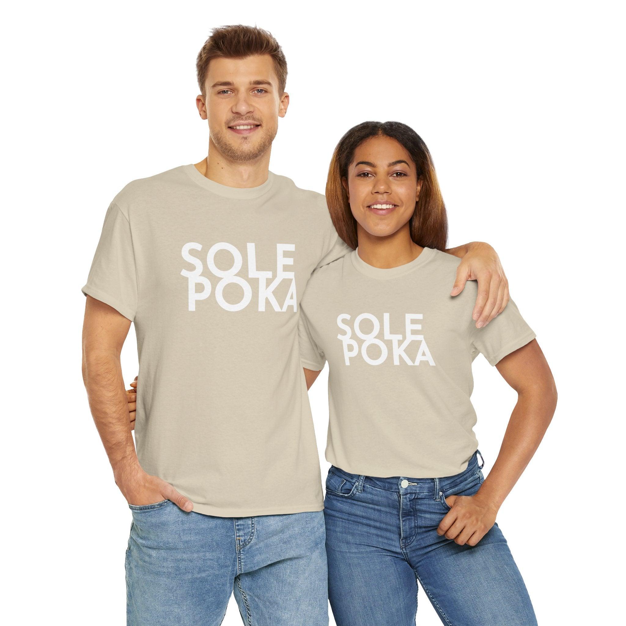 Sole Poka t-paita, valkoinen teksti | 100% puuvillaa, unisex - Lourun verkkokauppa