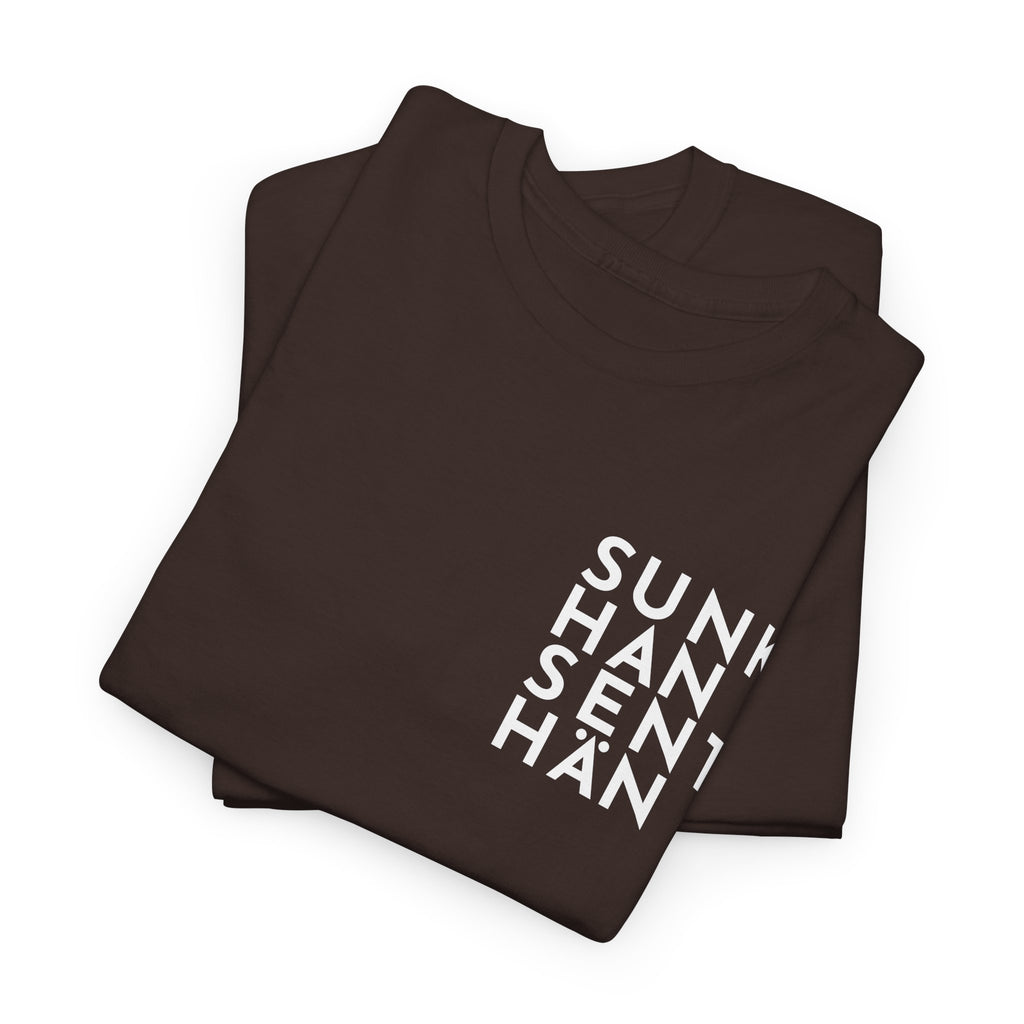Sunkhan Senthän t-paita Kittilän tyyliin, valkoinen teksti | 100% puuvillaa, unisex