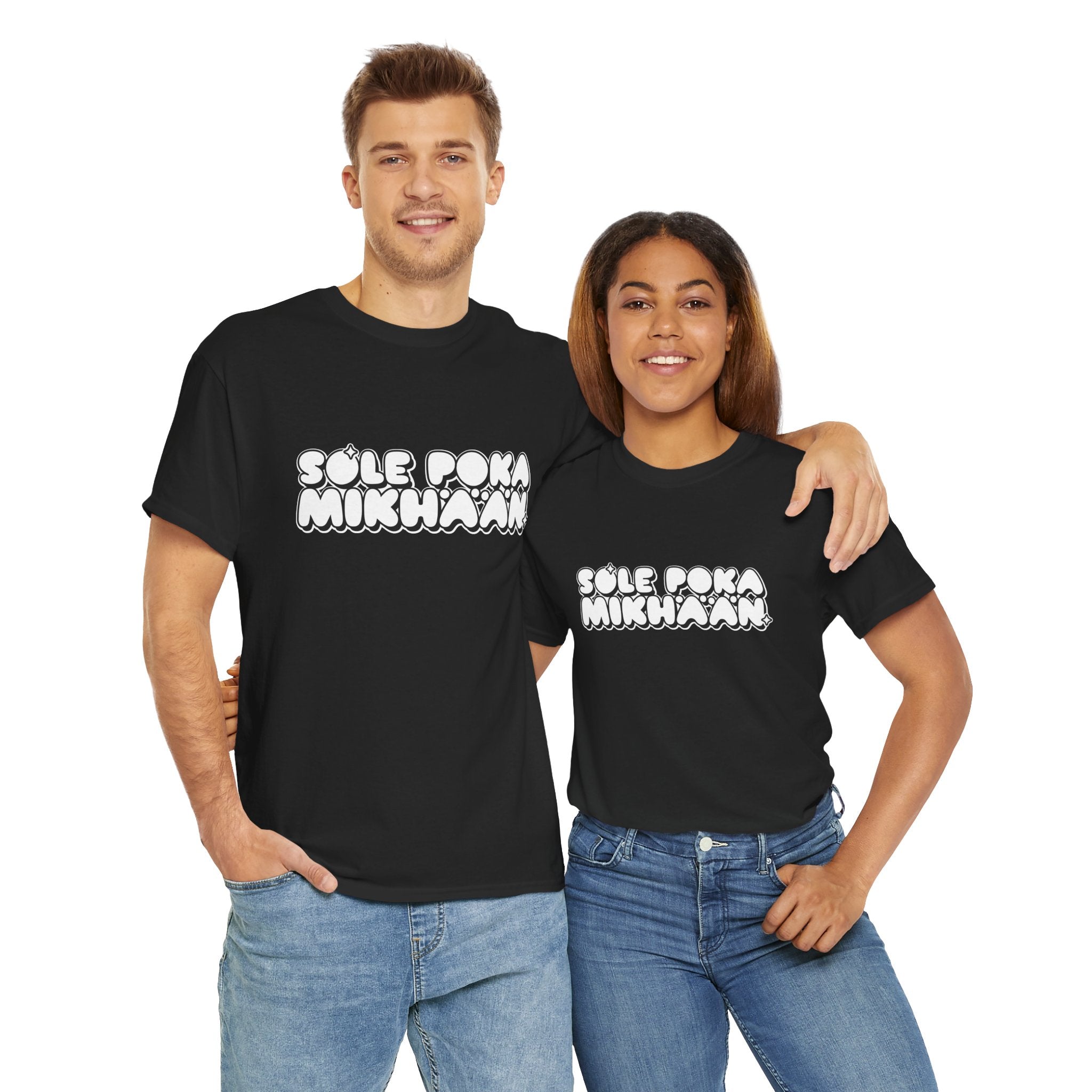 Sole Poka Mikhään t-paita, valkoinen pyöreä teksti | 100% puuvillaa, unisex