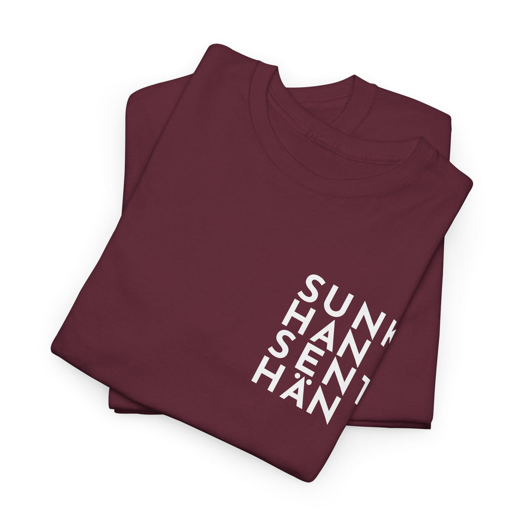 Sunkhan Senthän t-paita Kittilän tyyliin, valkoinen teksti | 100% puuvillaa, unisex