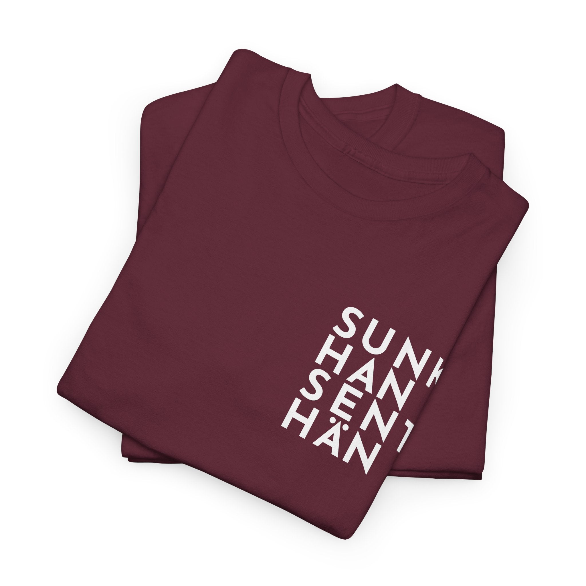Sunkhan Senthän t-paita Kittilän tyyliin, valkoinen teksti | 100% puuvillaa, unisex
