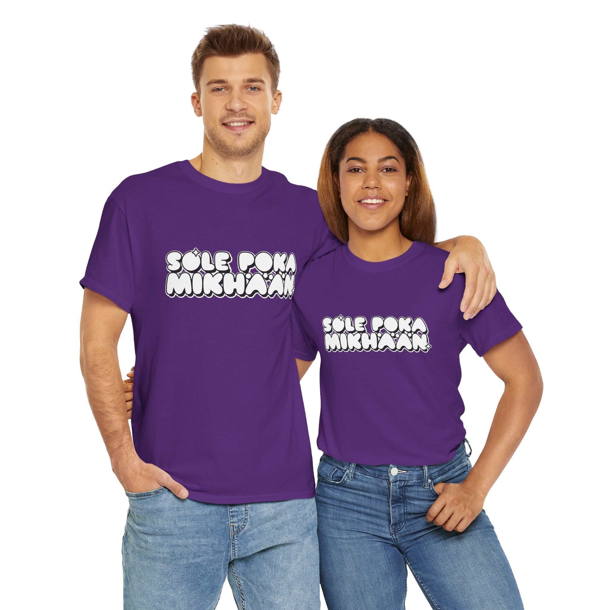 Sole Poka Mikhään t-paita, valkoinen pyöreä teksti | 100% puuvillaa, unisex