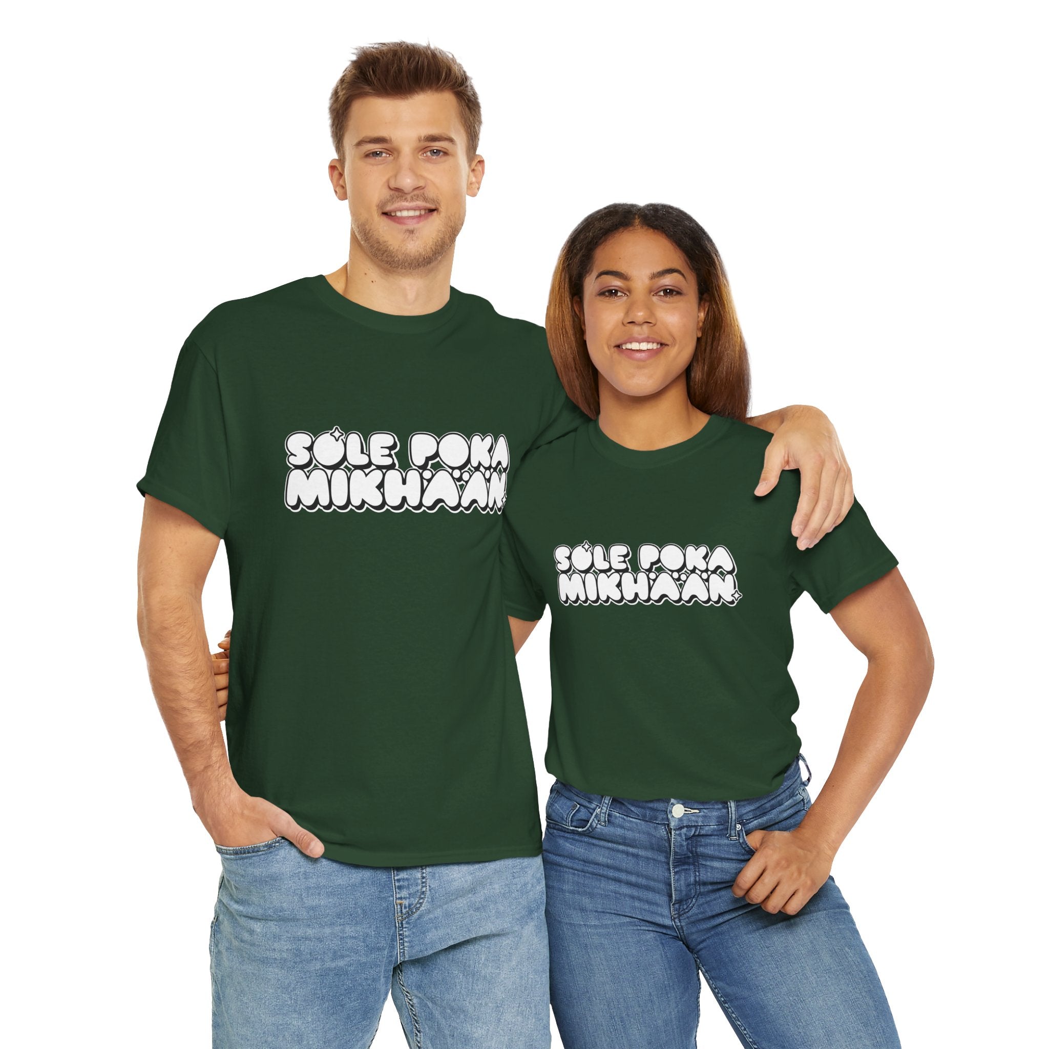 Sole Poka Mikhään t-paita, valkoinen pyöreä teksti | 100% puuvillaa, unisex