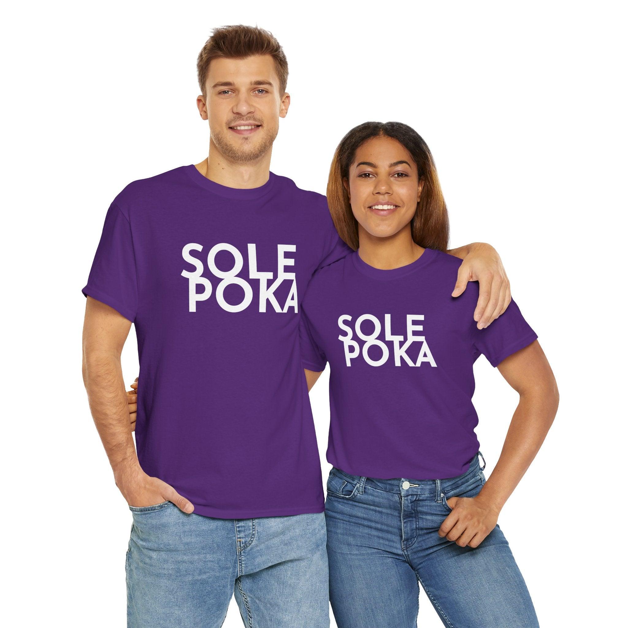 Sole Poka t-paita, valkoinen teksti | 100% puuvillaa, unisex - Lourun verkkokauppa