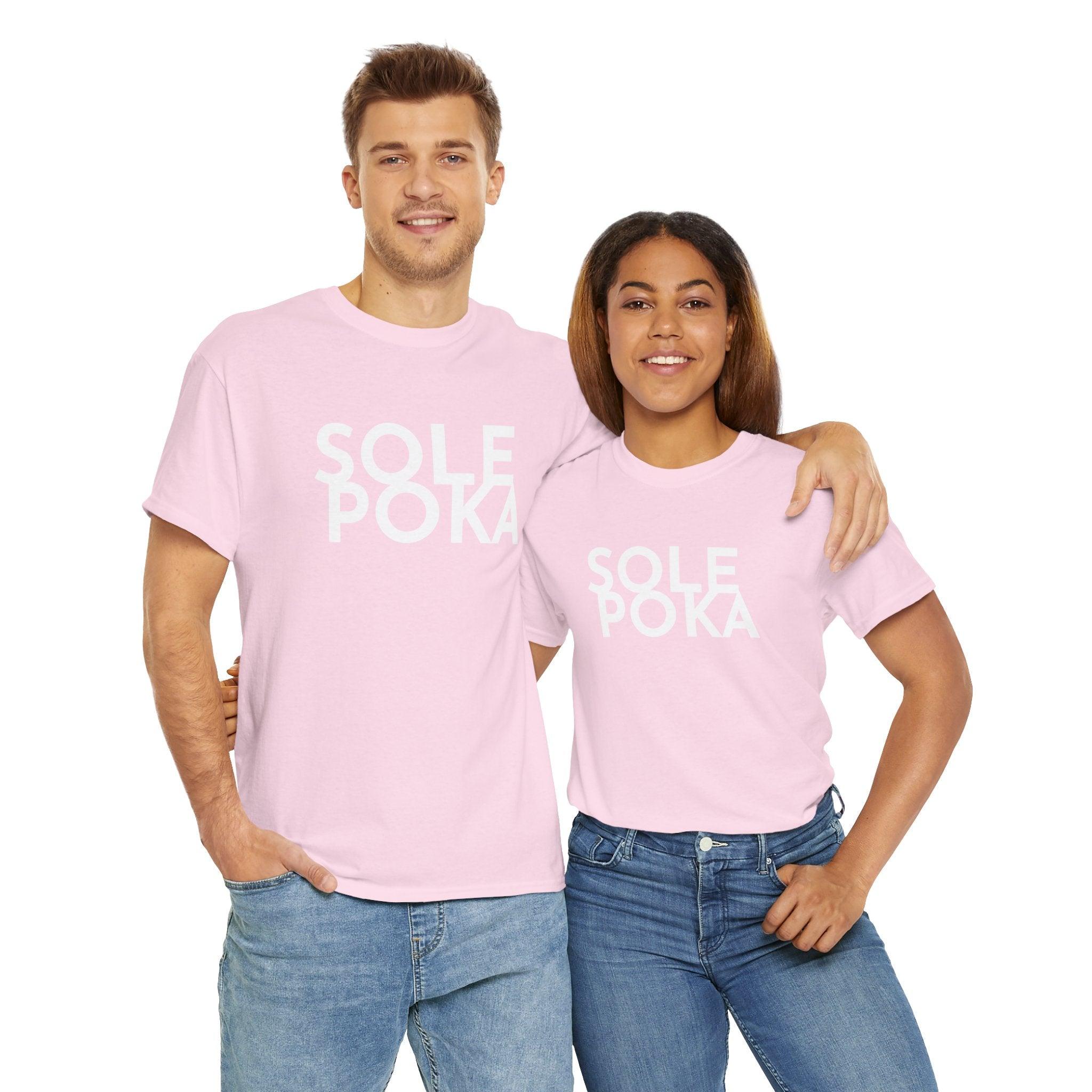 Sole Poka t-paita, valkoinen teksti | 100% puuvillaa, unisex - Lourun verkkokauppa