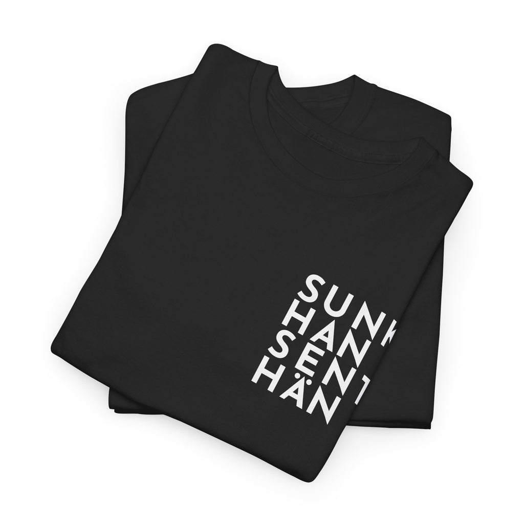 Sunkhan Senthän t-paita Kittilän tyyliin, valkoinen teksti | 100% puuvillaa, unisex