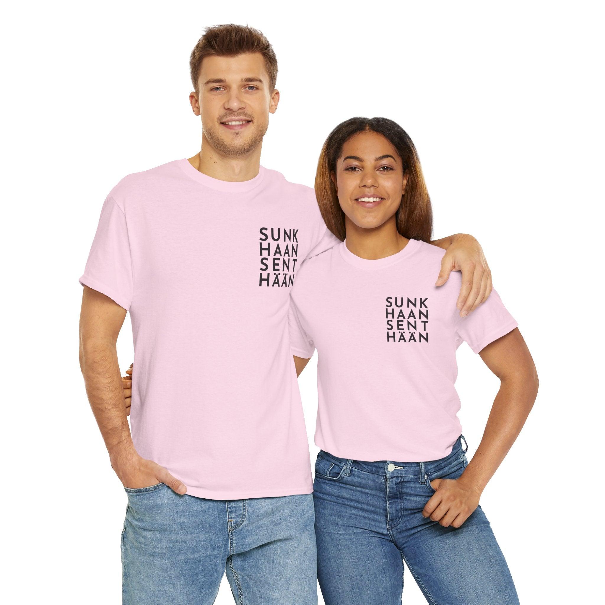 Sunkhaan Senthään t-paita, musta teksti | 100% puuvillaa, unisex - Lourun verkkokauppa