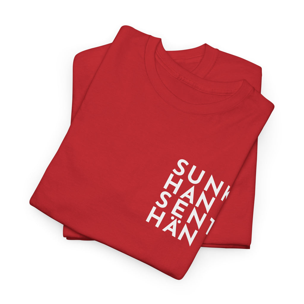 Sunkhan Senthän t-paita Kittilän tyyliin, valkoinen teksti | 100% puuvillaa, unisex