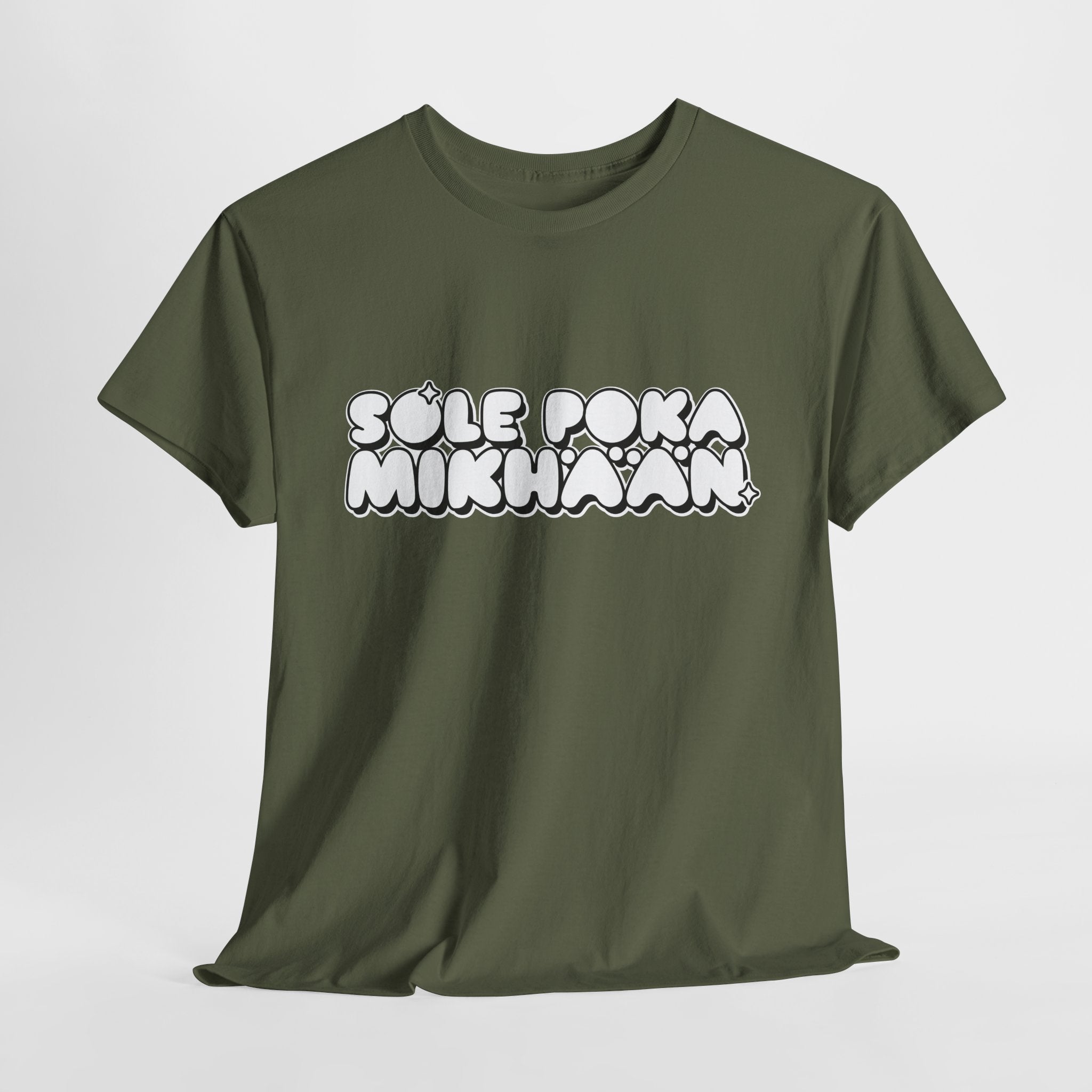 Sole Poka Mikhään t-paita, valkoinen pyöreä teksti | 100% puuvillaa, unisex