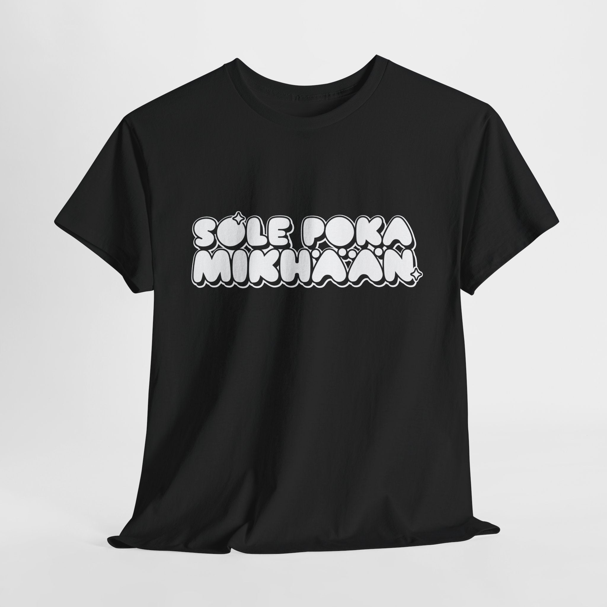 Sole Poka Mikhään t-paita, valkoinen pyöreä teksti | 100% puuvillaa, unisex