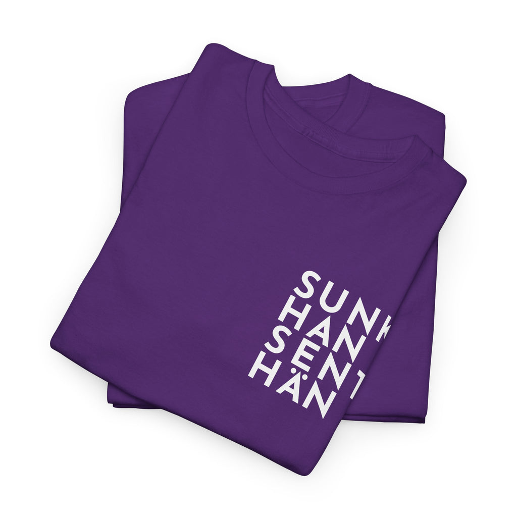 Sunkhan Senthän t-paita Kittilän tyyliin, valkoinen teksti | 100% puuvillaa, unisex