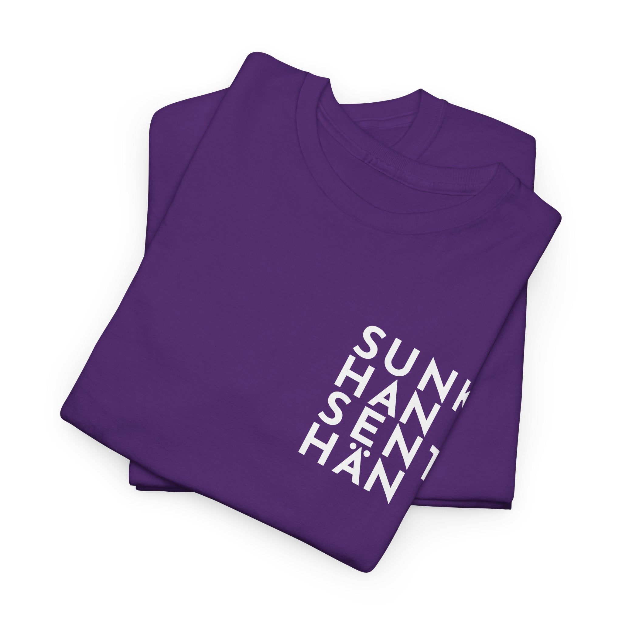 Sunkhan Senthän t-paita Kittilän tyyliin, valkoinen teksti | 100% puuvillaa, unisex
