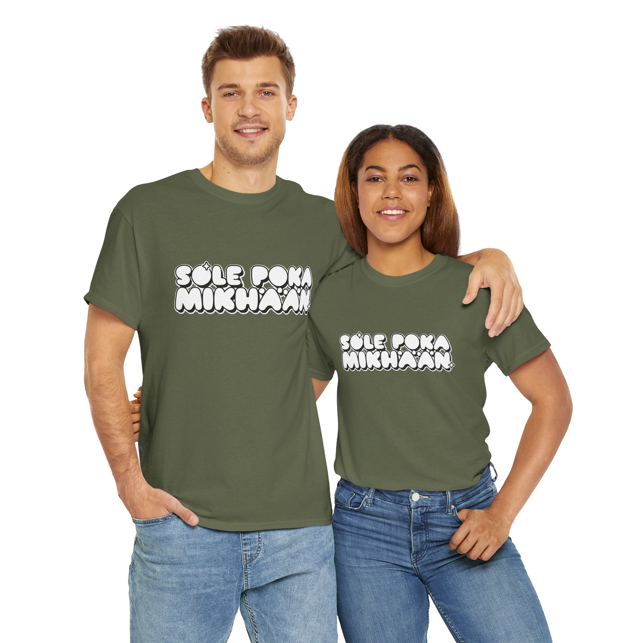 Sole Poka Mikhään t-paita, valkoinen pyöreä teksti | 100% puuvillaa, unisex