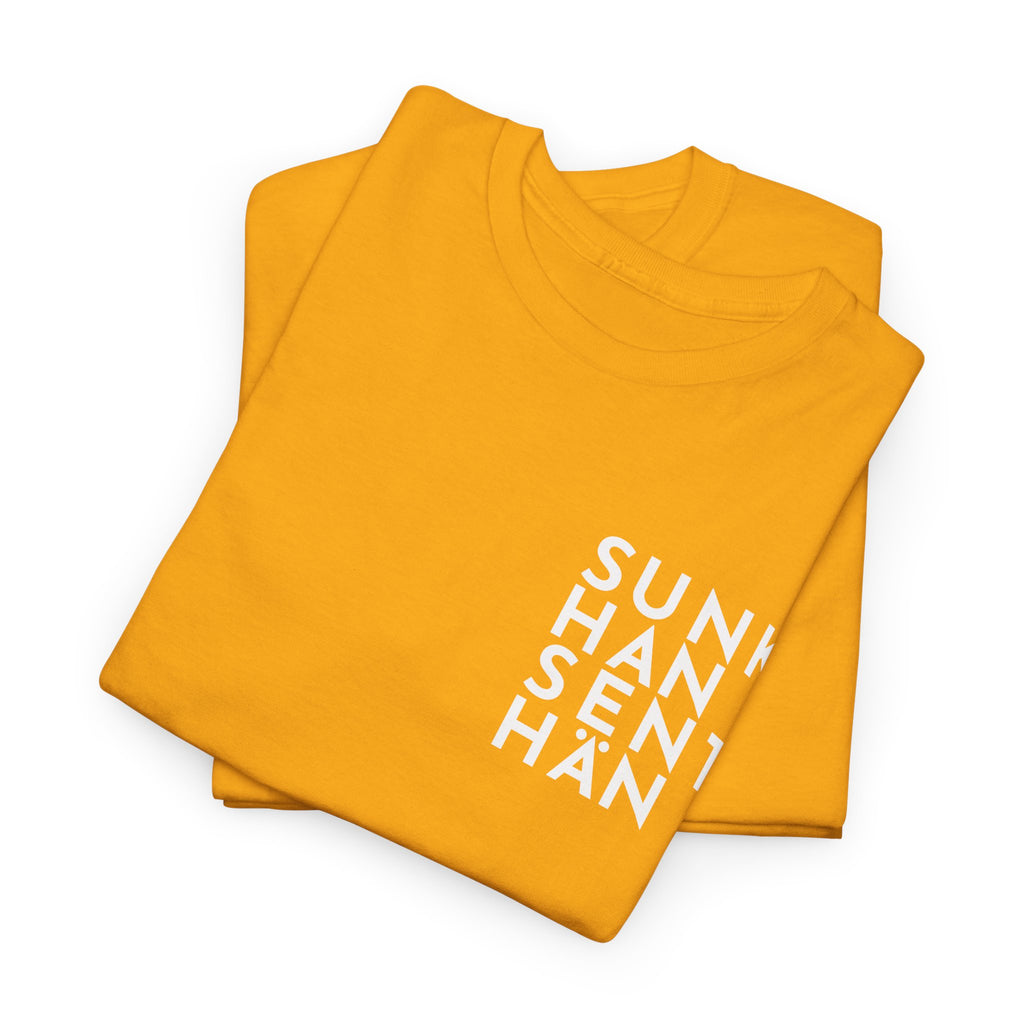 Sunkhan Senthän t-paita Kittilän tyyliin, valkoinen teksti | 100% puuvillaa, unisex
