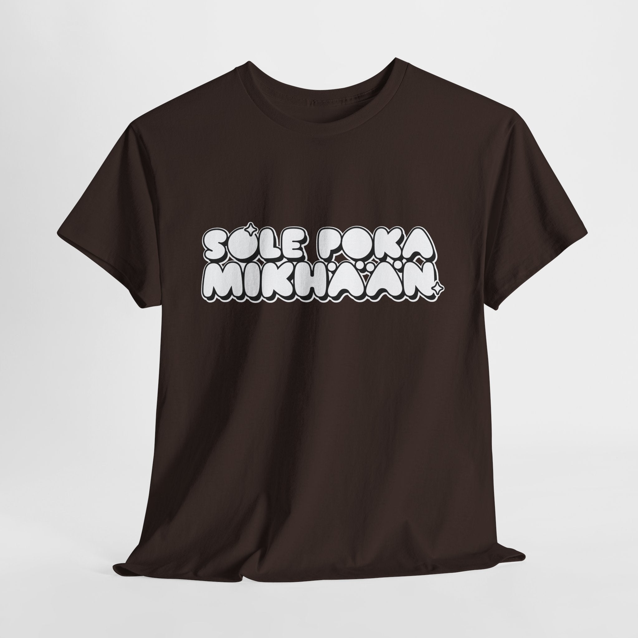 Sole Poka Mikhään t-paita, valkoinen pyöreä teksti | 100% puuvillaa, unisex