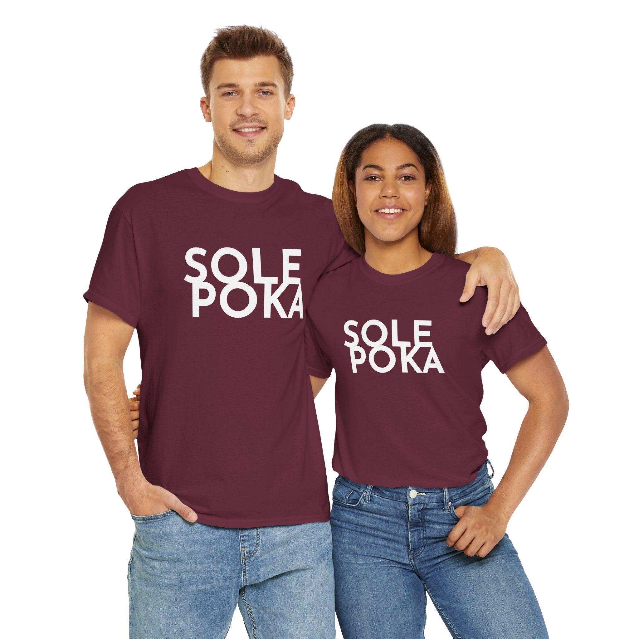 Sole Poka t-paita, valkoinen teksti | 100% puuvillaa, unisex - Lourun verkkokauppa