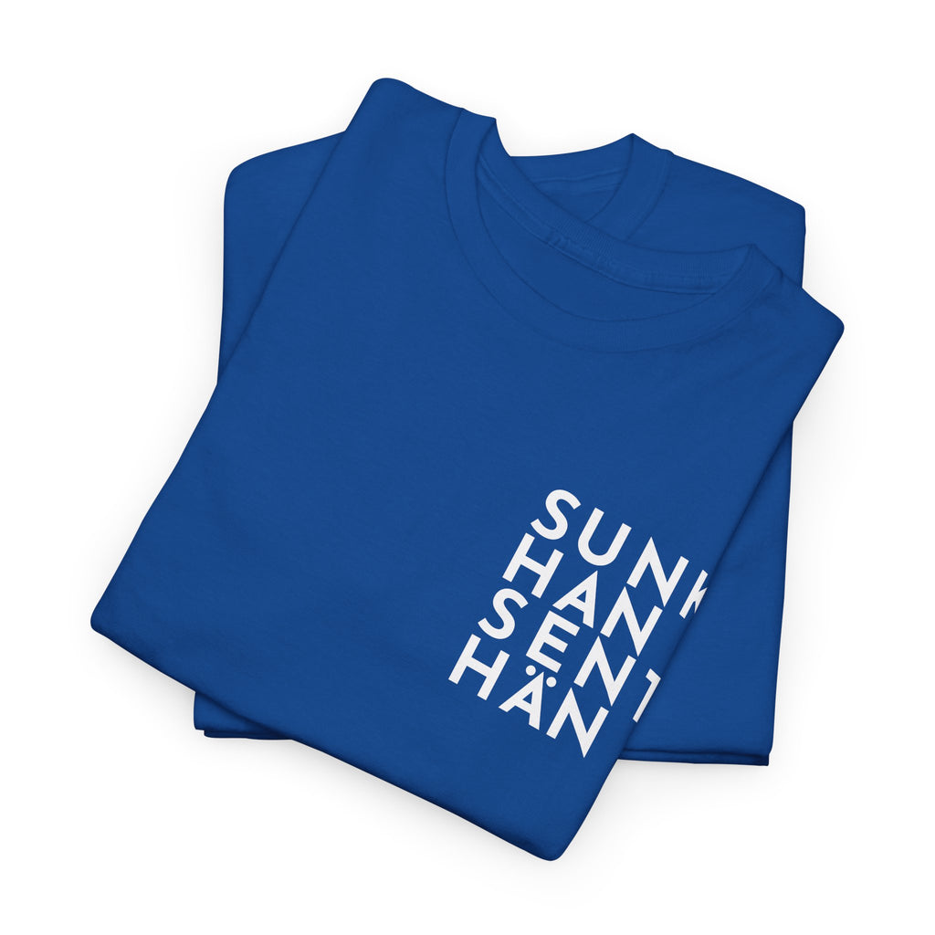 Sunkhan Senthän t-paita Kittilän tyyliin, valkoinen teksti | 100% puuvillaa, unisex