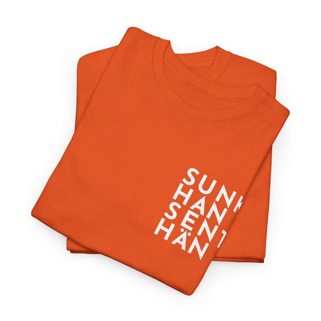 Sunkhan Senthän t-paita Kittilän tyyliin, valkoinen teksti | 100% puuvillaa, unisex