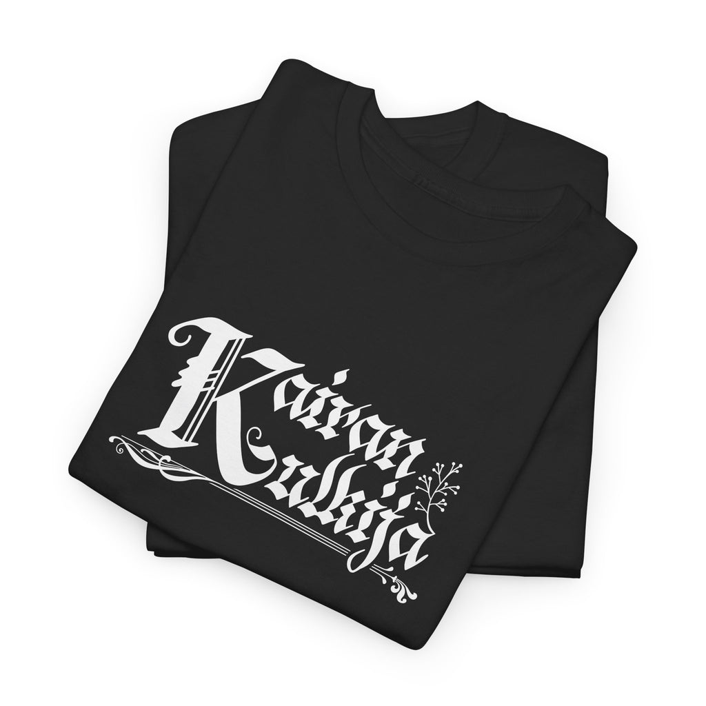 Kairan Kulkija T-paita – 100% puuvillainen paita retkeilyyn ja vapaa-aikaan | valkoinen teksti | unisex